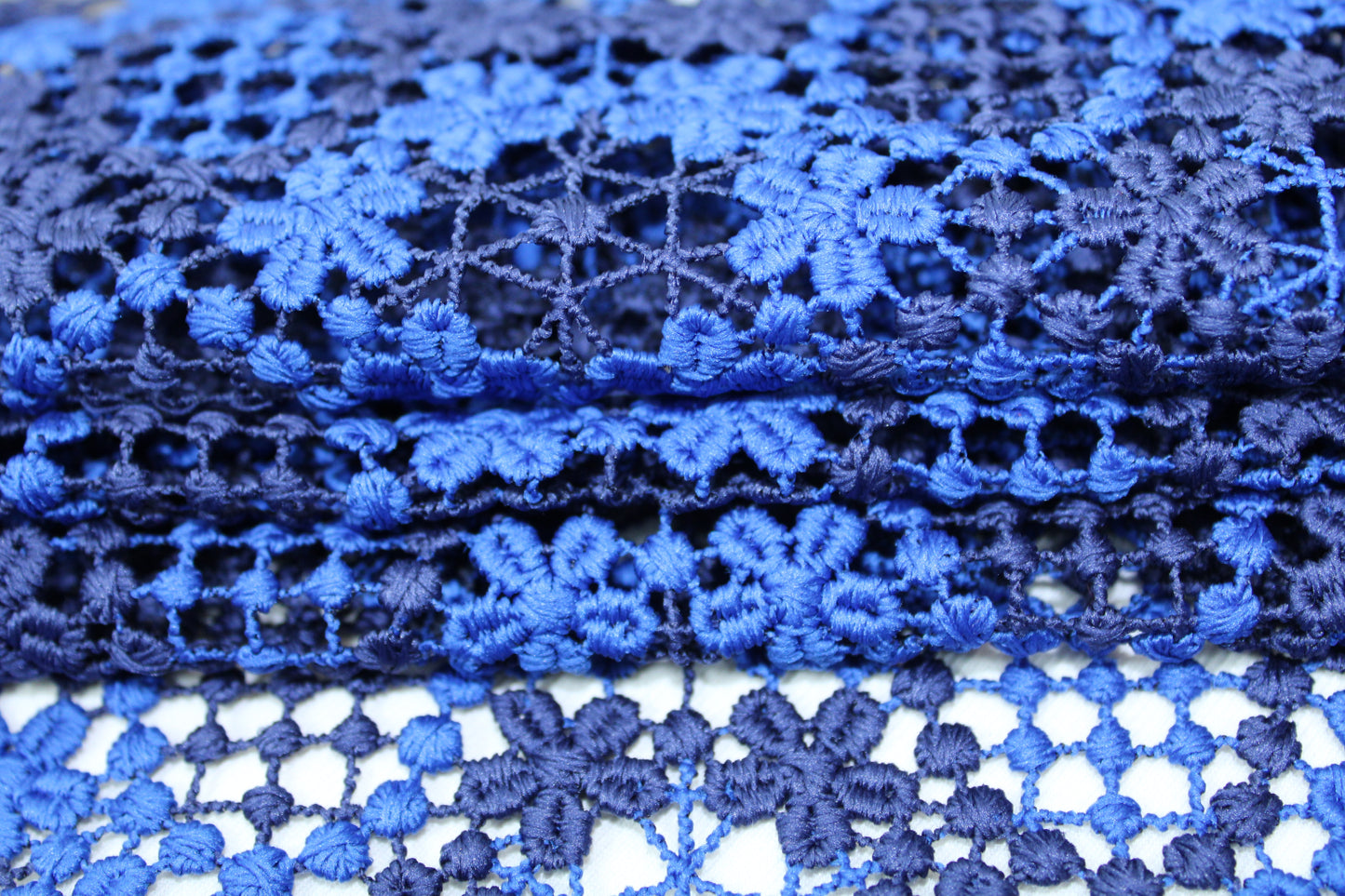 Tissu guipure à motif fleuri - bleu roi et bleu marine - photo 2/6 | So Tissus