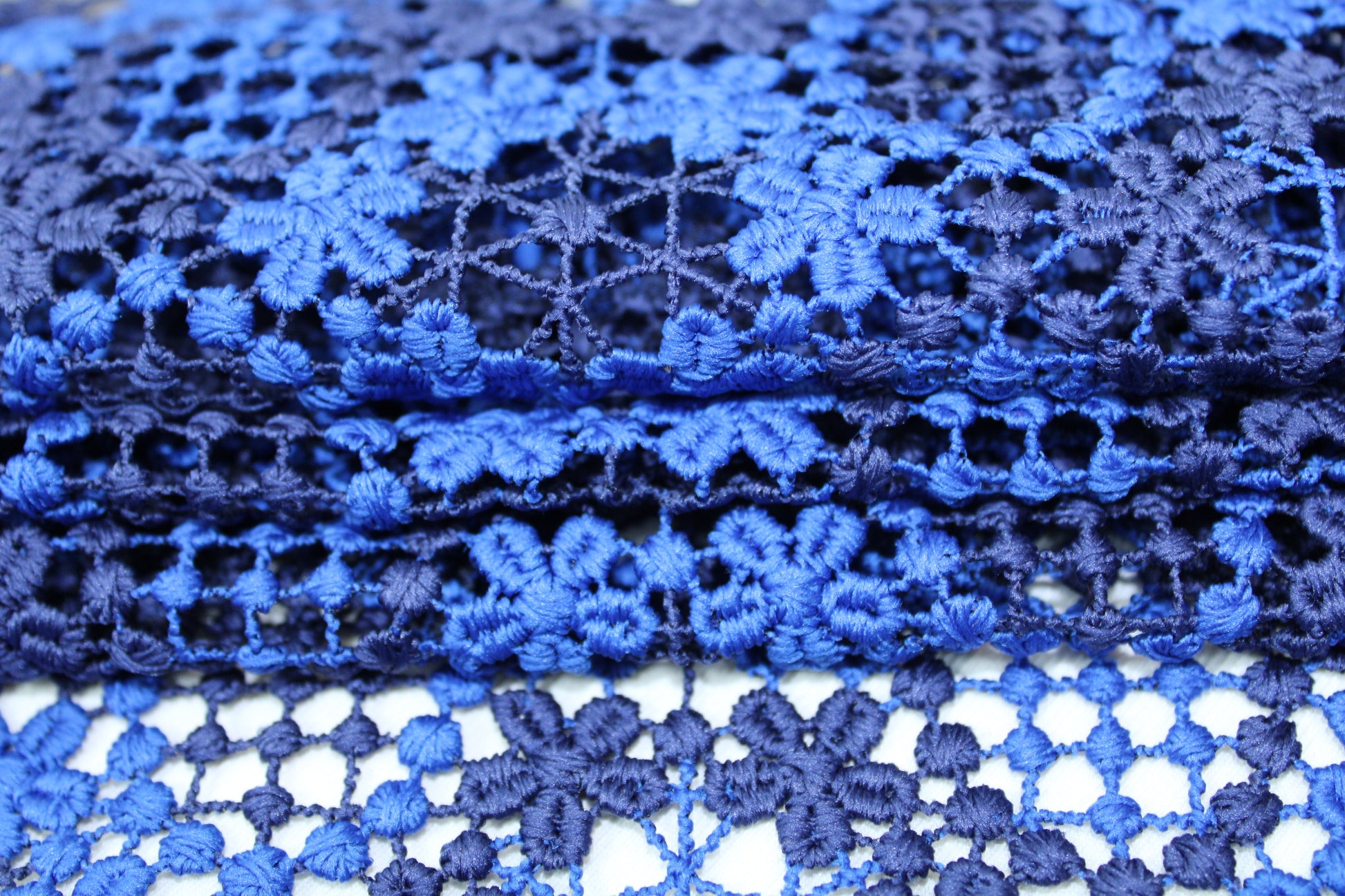 Tissu guipure à motif fleuri - bleu roi et bleu marine - photo 2/6 | So Tissus