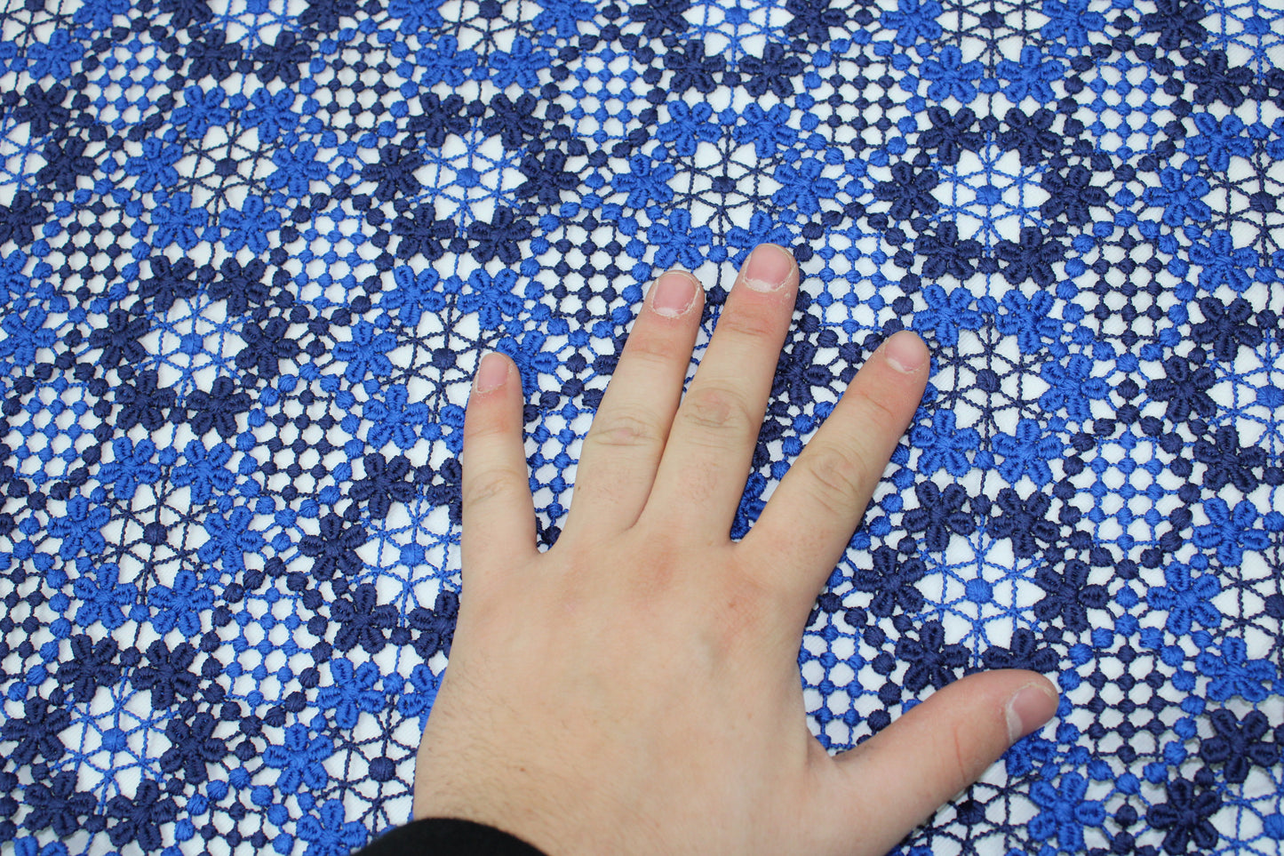 Tissu guipure à motif fleuri - bleu roi et bleu marine - photo 4/6 | So Tissus