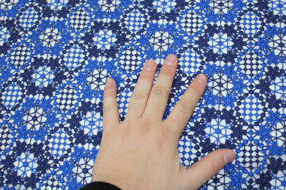 Tissu guipure à motif fleuri - bleu roi et bleu marine - photo 4/6 | So Tissus