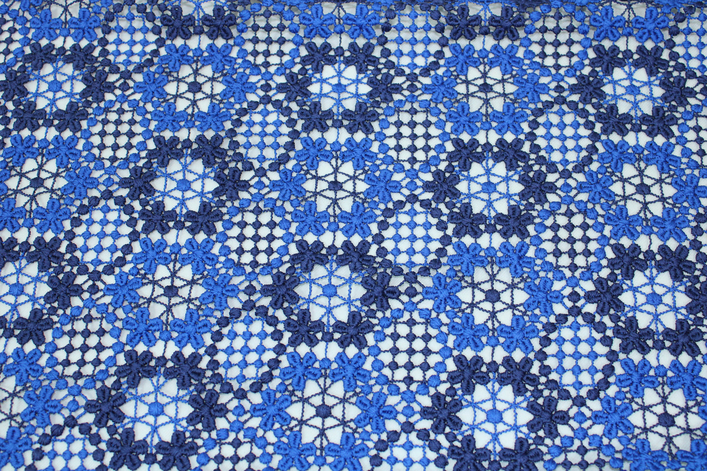 Tissu guipure à motif fleuri - bleu roi et bleu marine - photo 5/6 | So Tissus