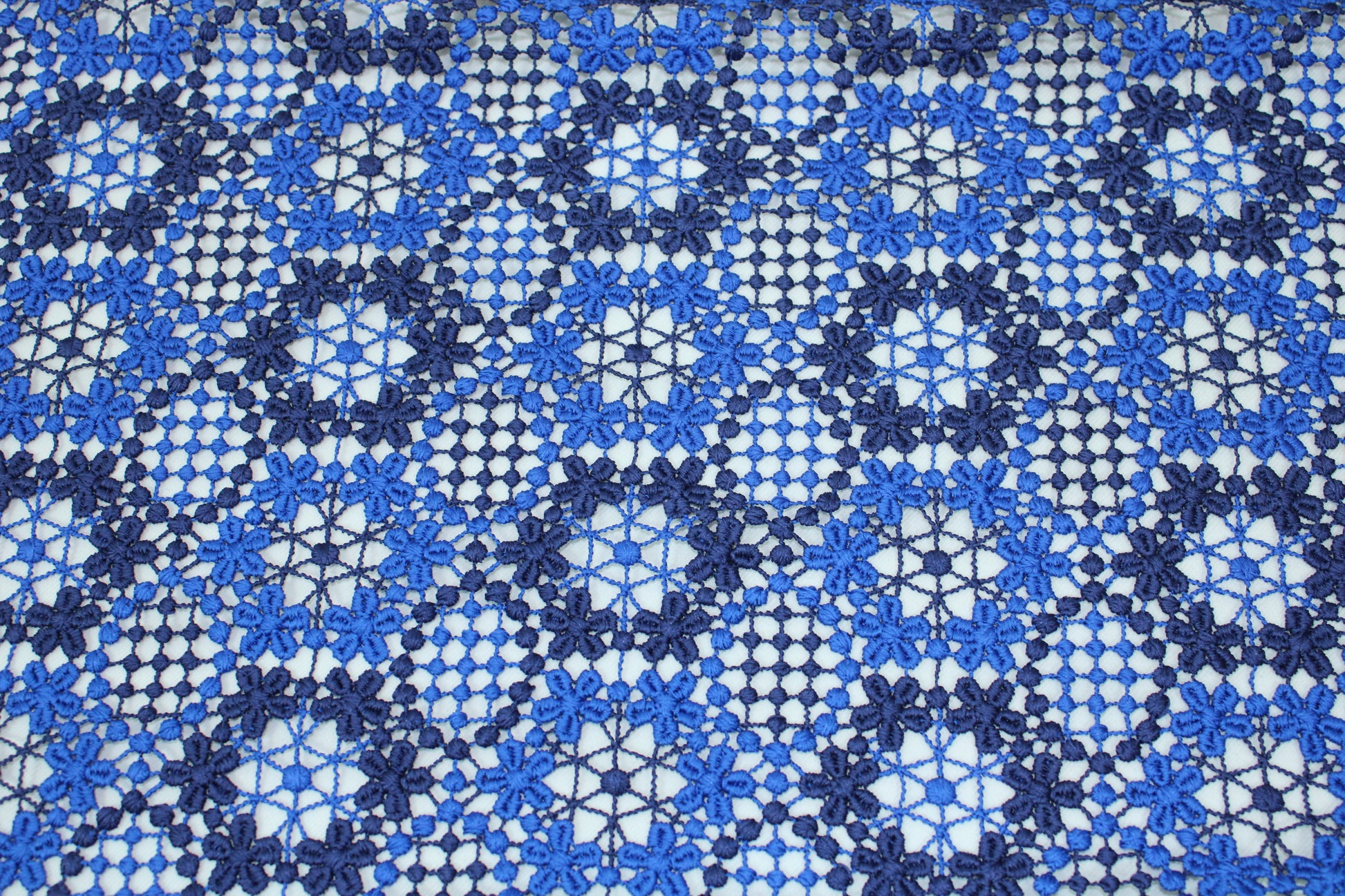 Tissu guipure à motif fleuri - bleu roi et bleu marine - photo 5/6 | So Tissus