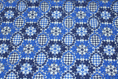 Tissu guipure à motif fleuri - bleu roi et bleu marine - photo 5/6 | So Tissus
