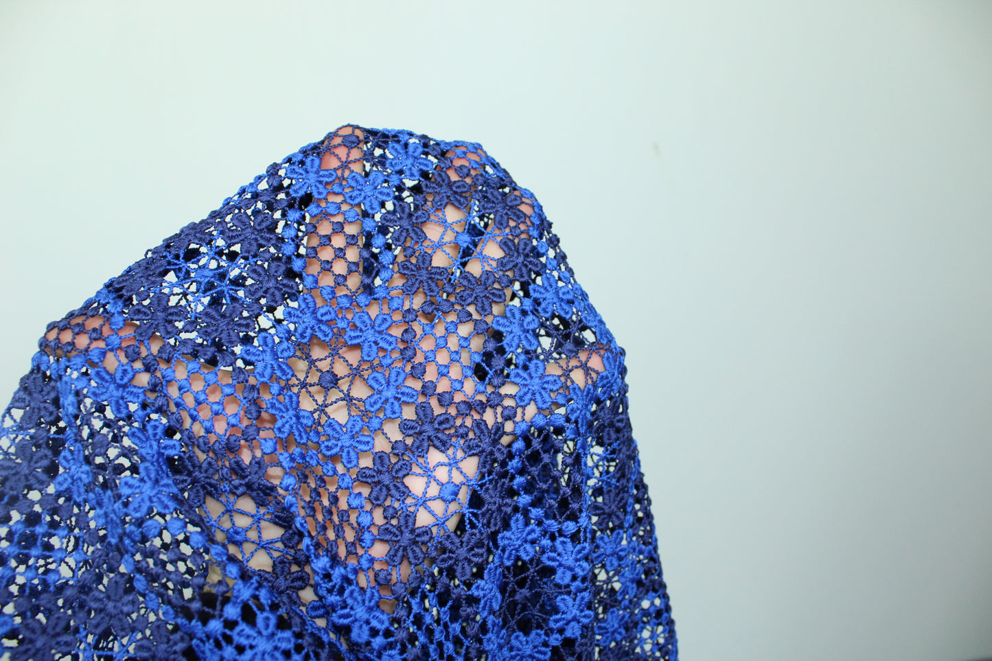 Tissu guipure à motif fleuri - bleu roi et bleu marine - photo 6/6 | So Tissus