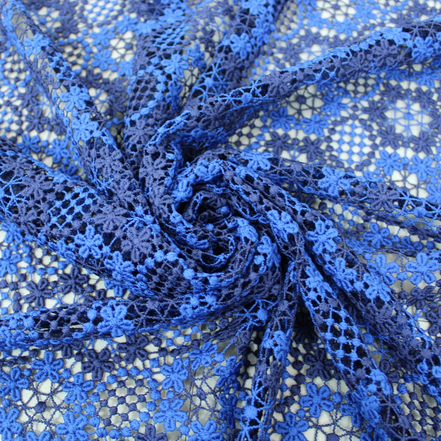 Tissu guipure à motif fleuri - bleu roi et bleu marine - photo 1/6 | So Tissus