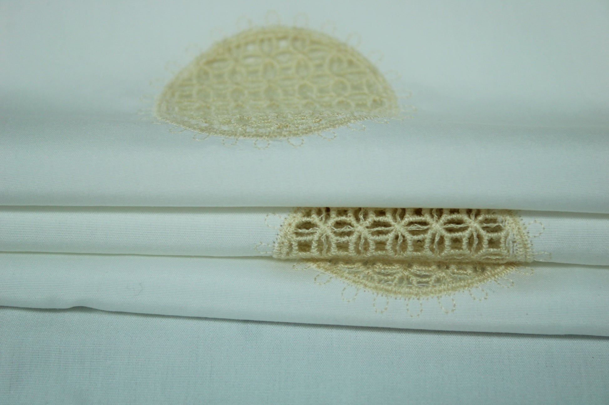 Tissu broderie anglaise - blanc et beige - photo 2/5 | So Tissus