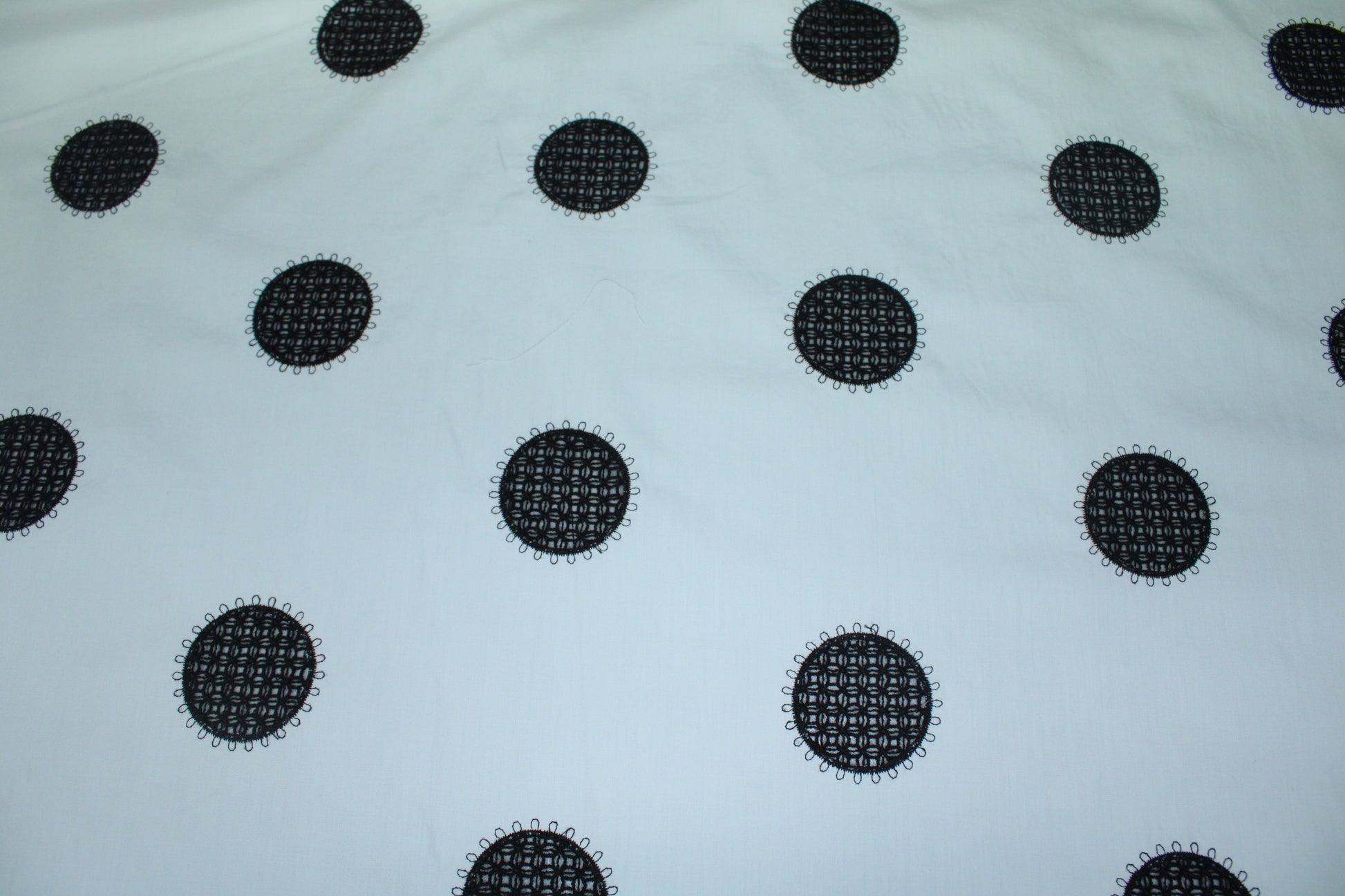 Tissu broderie anglaise - blanc et noir - photo 5/5 | So Tissus