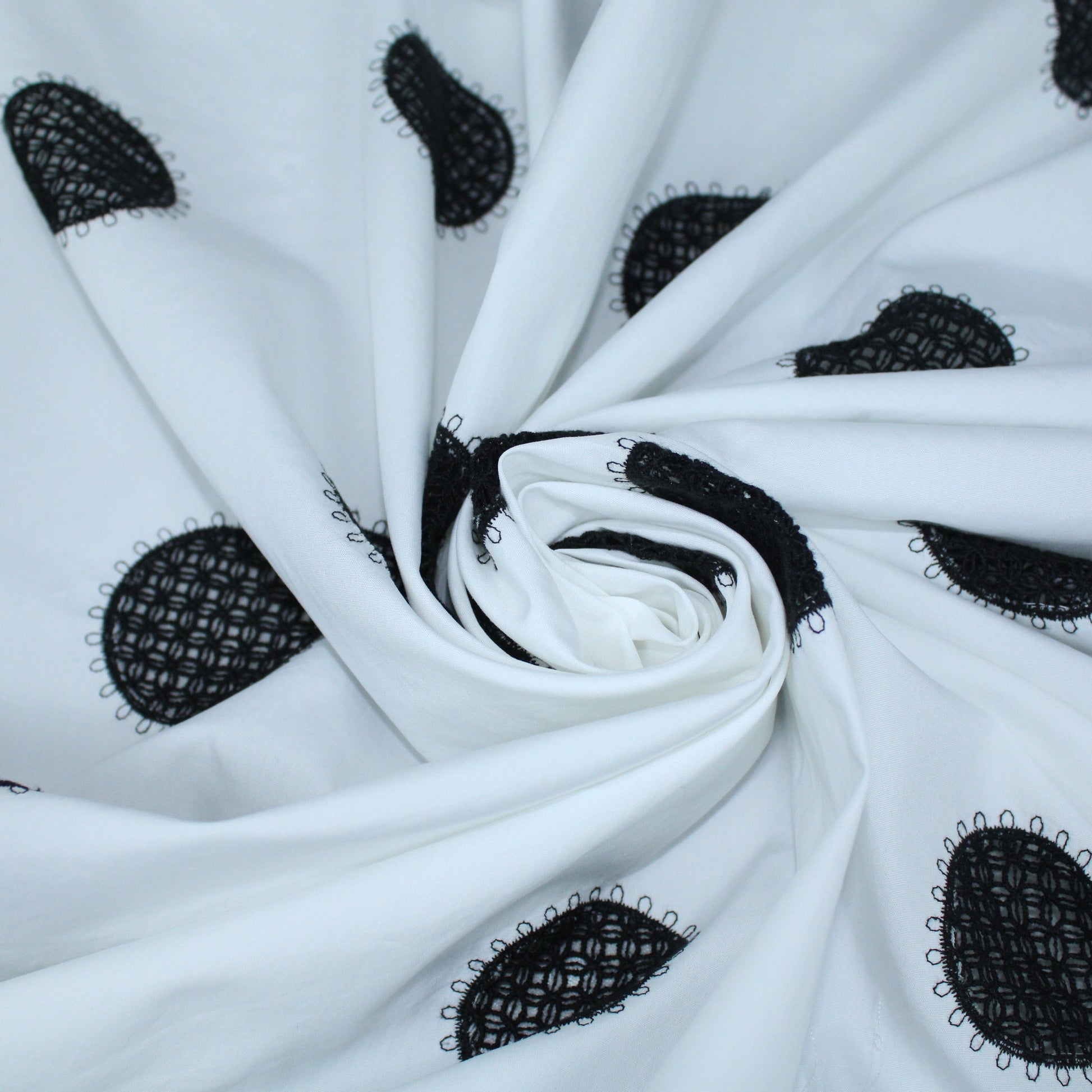 Tissu broderie anglaise - blanc et noir - photo 1/5 | So Tissus