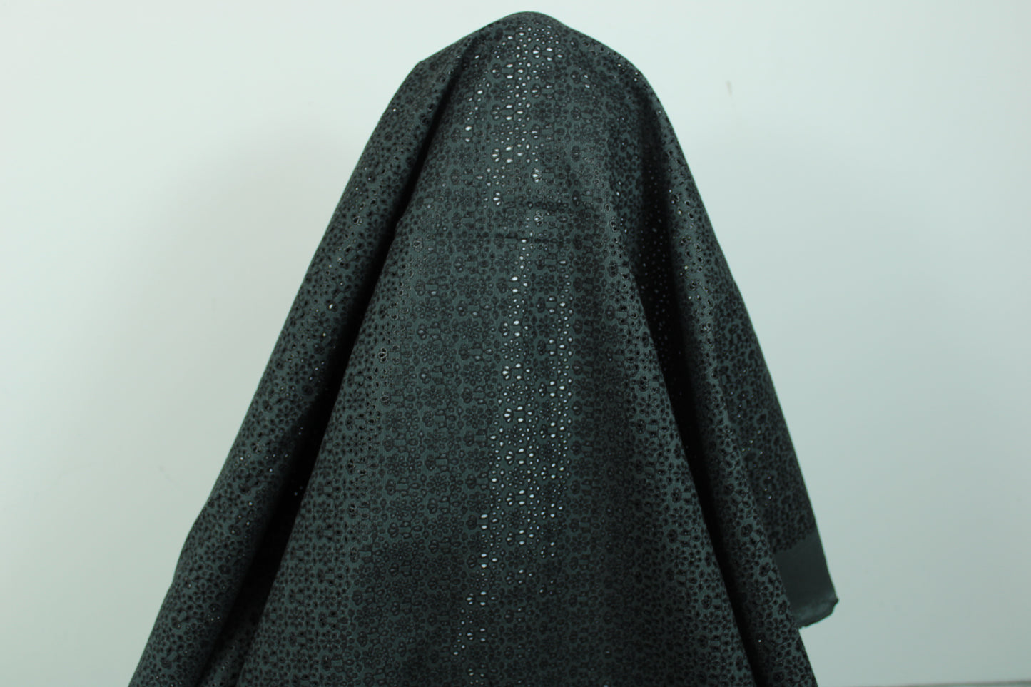 Tissu broderie anglaise épaisse - fleuri - noir - photo 3/5 | So Tissus
