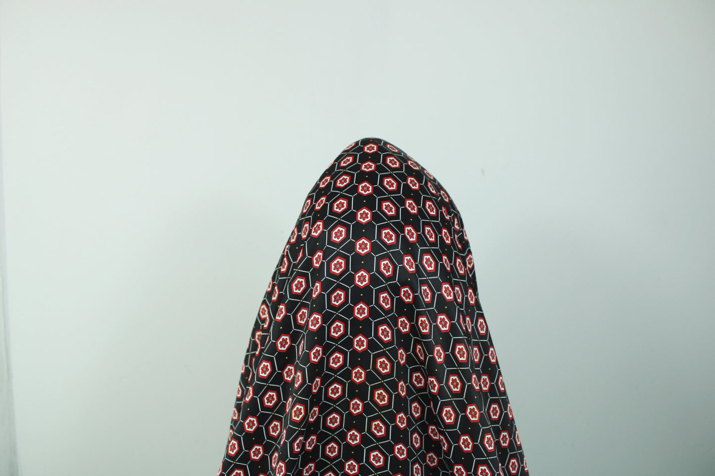Tissu satin de viscose - imprimé écusson fleuri - photo 3/5 | So Tissus
