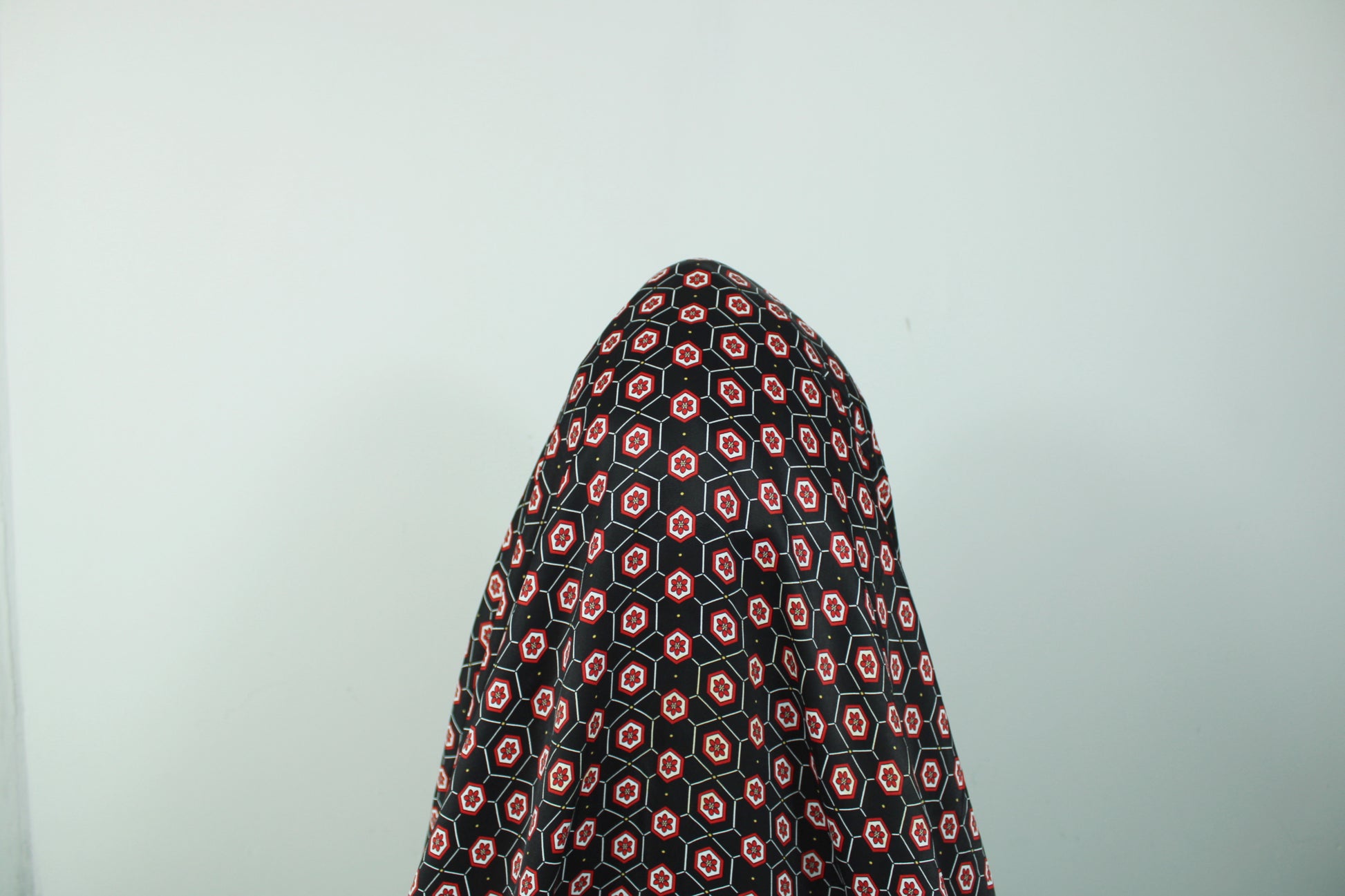 Tissu satin de viscose - imprimé écusson fleuri - photo 3/5 | So Tissus