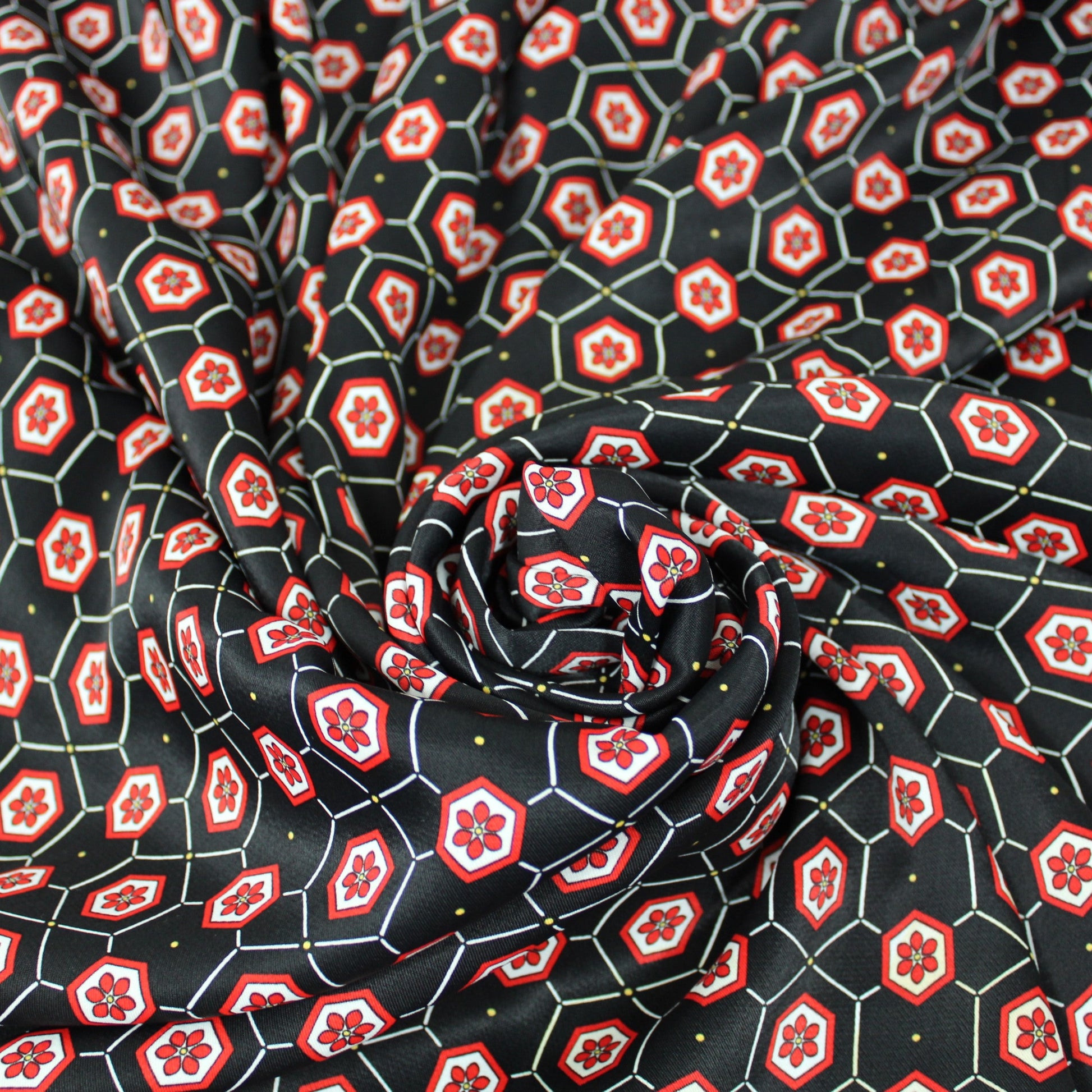 Tissu satin de viscose - imprimé écusson fleuri - photo 1/5 | So Tissus