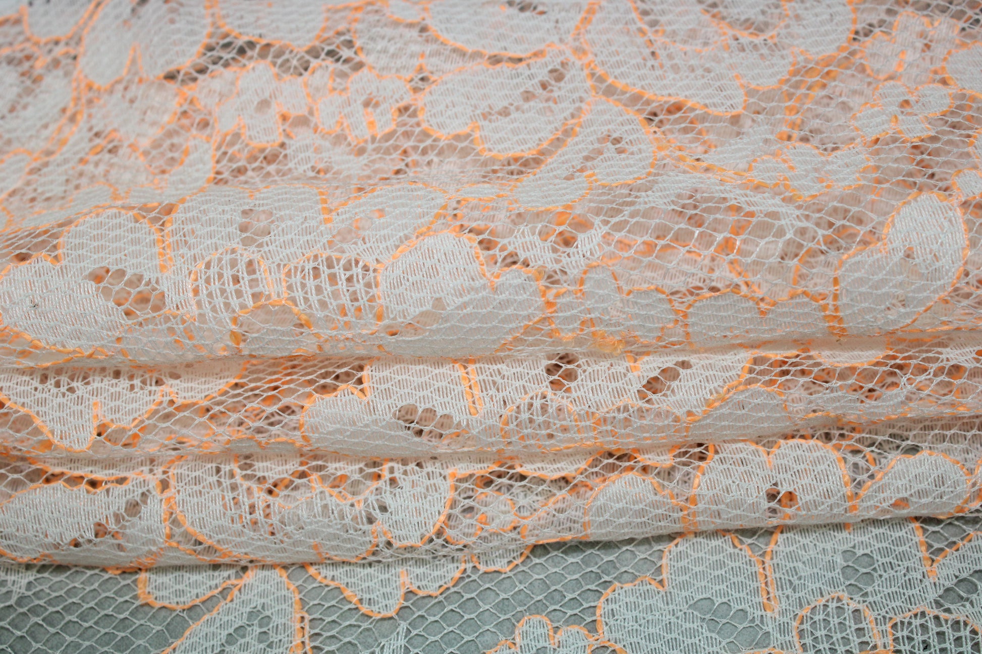 Tissu dentelle fleuri - blanche et orange fluo - photo 2/5 | So Tissus