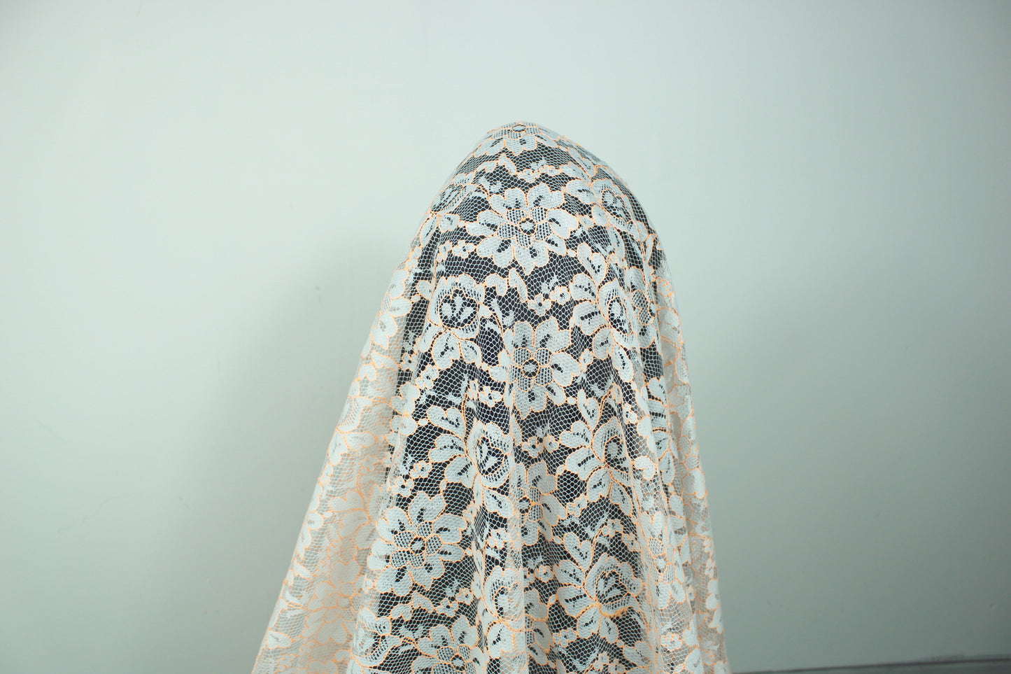 Tissu dentelle fleuri - blanche et orange fluo - photo 3/5 | So Tissus