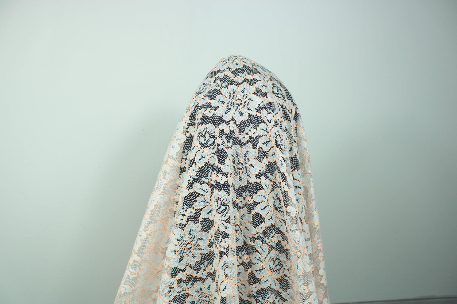 Tissu dentelle fleuri - blanche et orange fluo - photo 3/5 | So Tissus