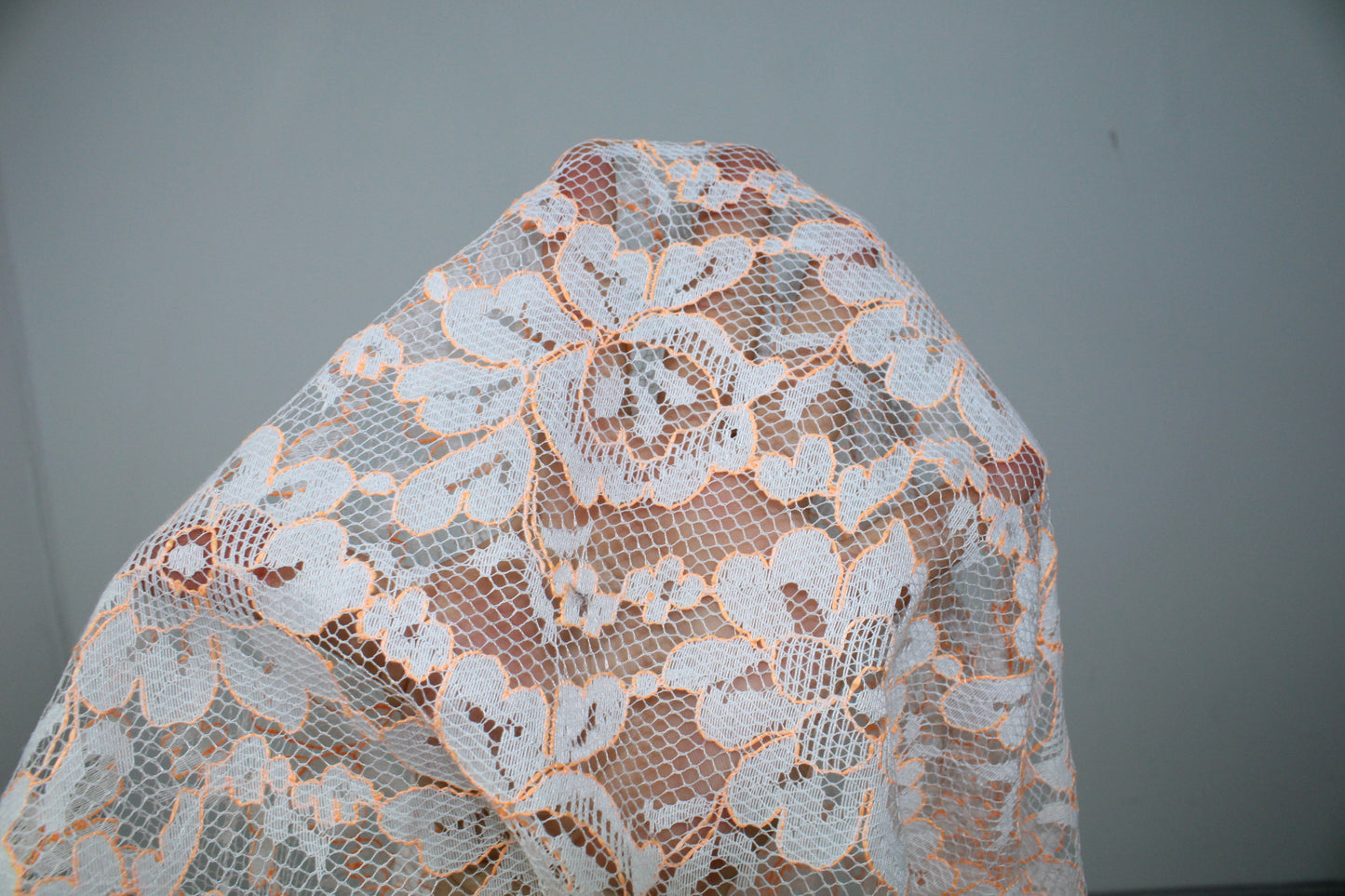 Tissu dentelle fleuri - blanche et orange fluo - photo 5/5 | So Tissus