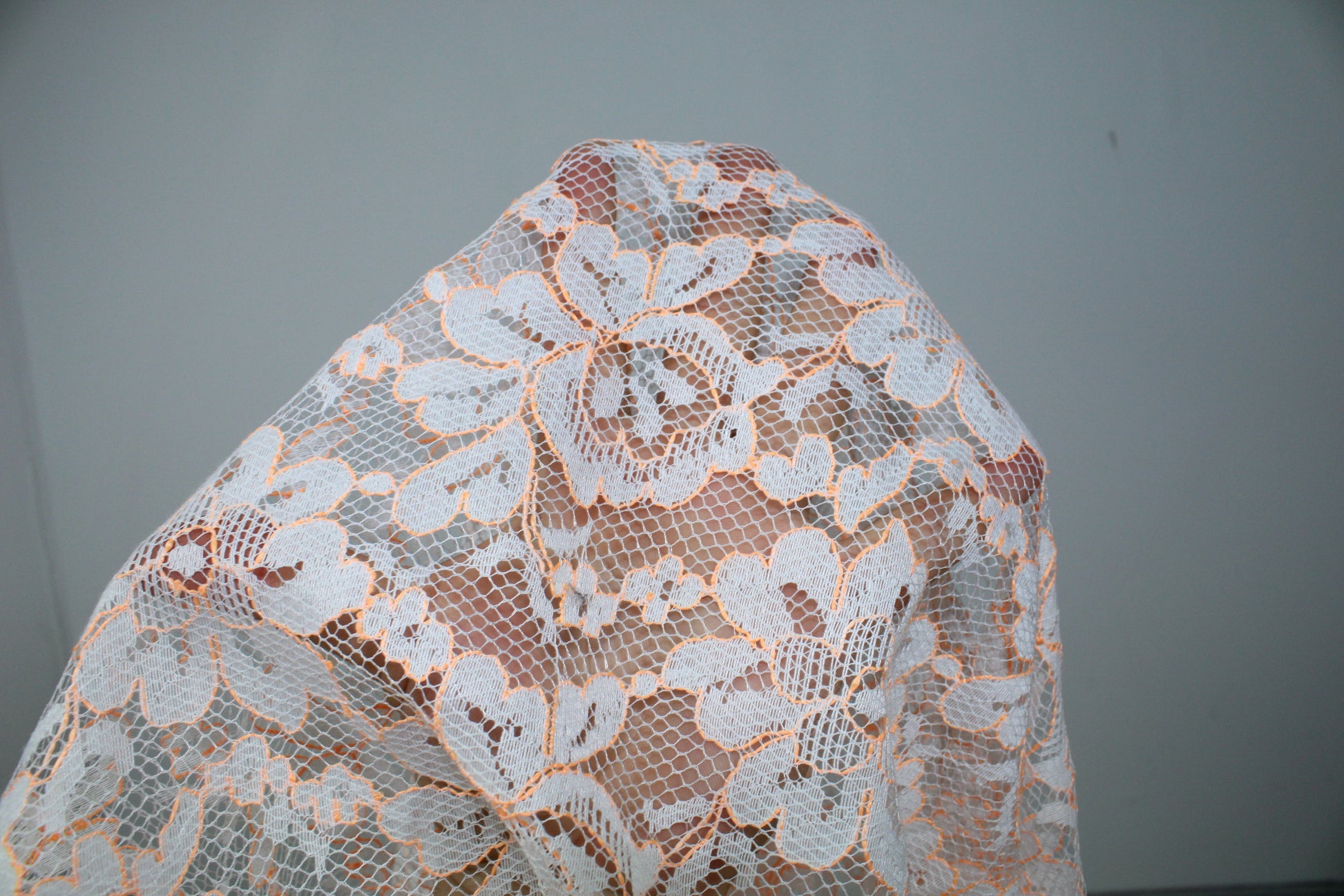 Tissu dentelle fleuri - blanche et orange fluo - photo 5/5 | So Tissus