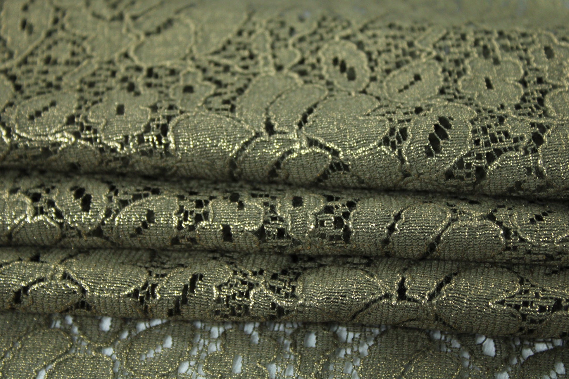 Tissu dentelle fleuri - kaki et doré - photo 2/5 | So Tissus