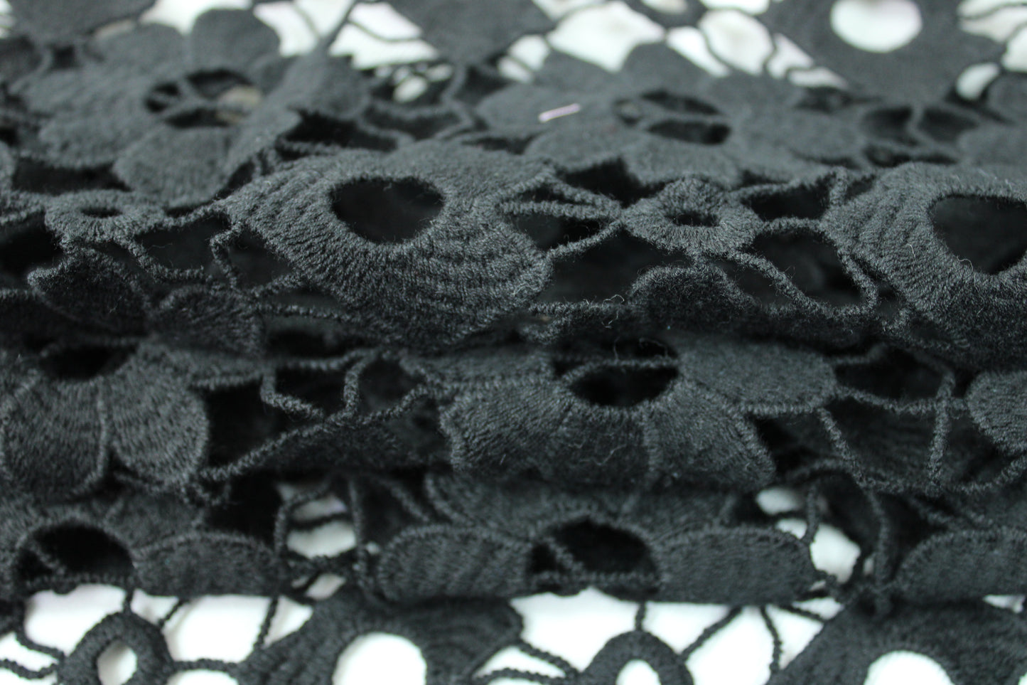 Tissu guipure à motif fleuri - noir - photo 2/5 | So Tissus