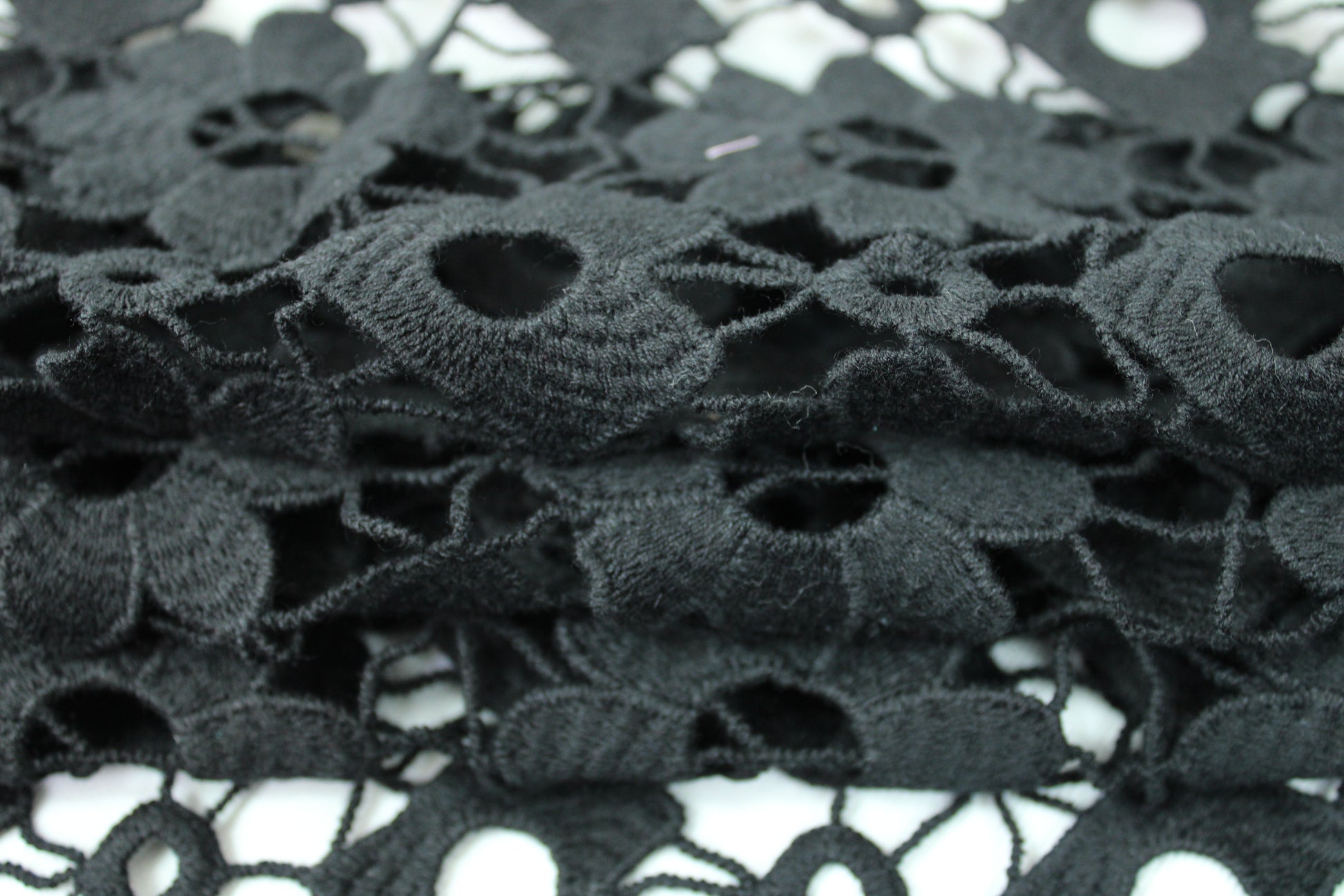 Tissu guipure à motif fleuri - noir - photo 2/5 | So Tissus