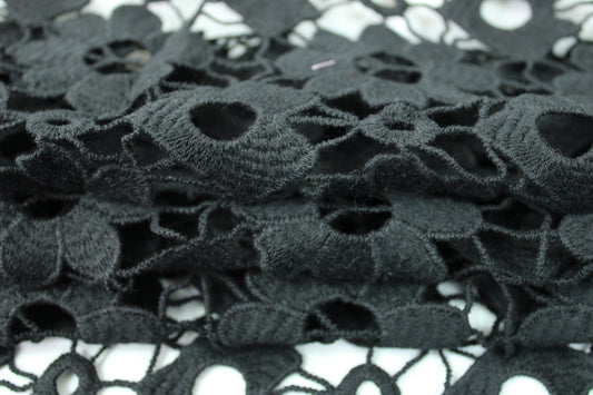 Tissu guipure à motif fleuri - noir - photo 2/5 | So Tissus