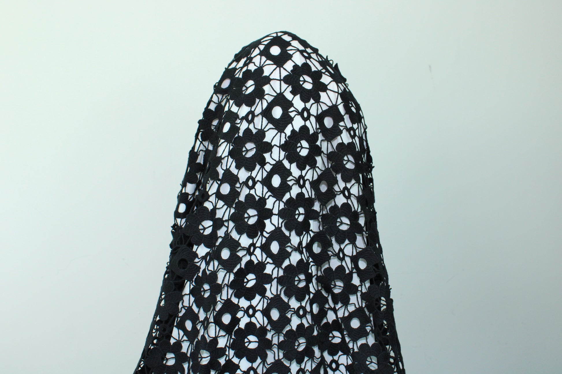Tissu guipure à motif fleuri - noir - photo 3/5 | So Tissus