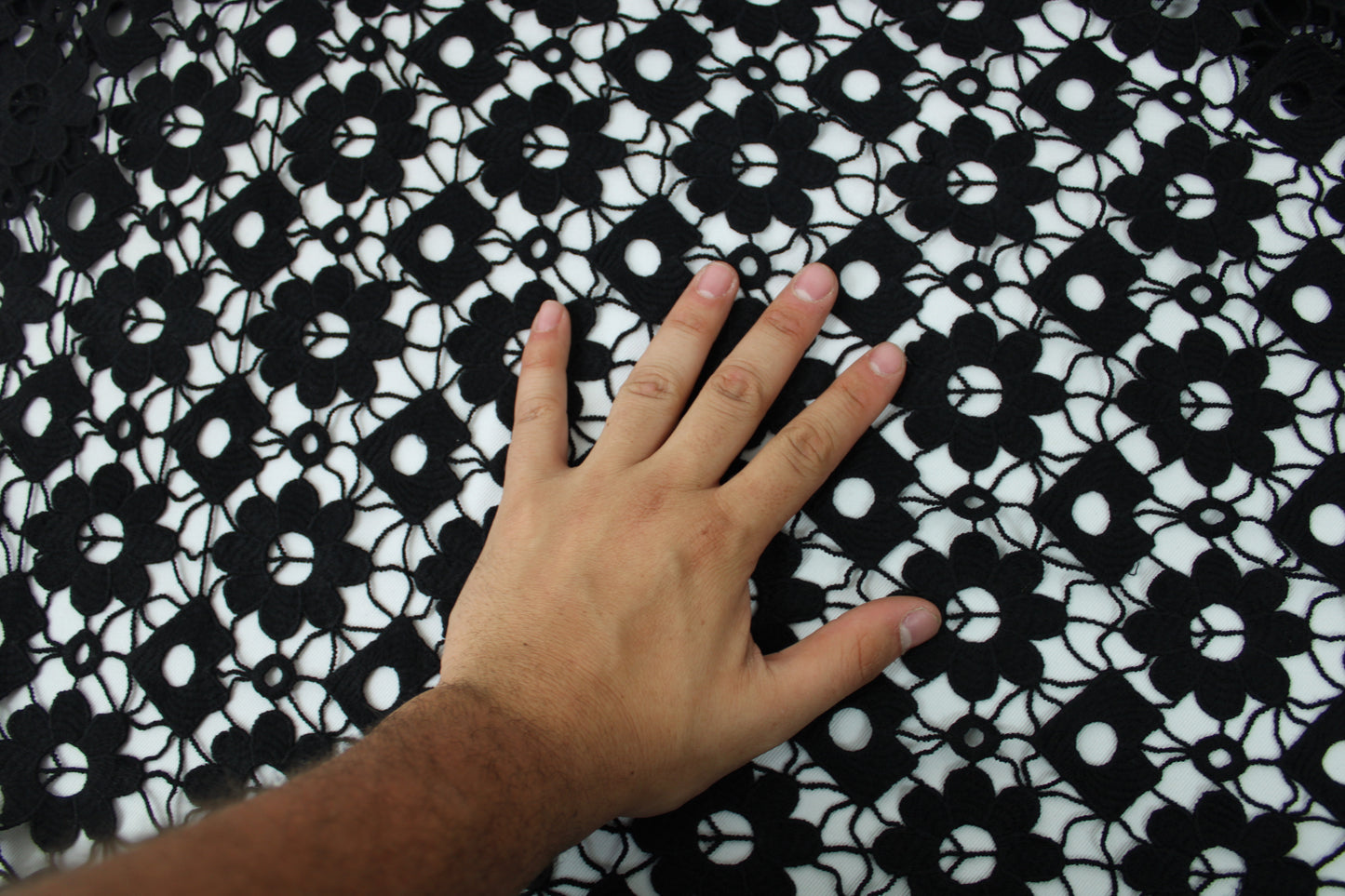 Tissu guipure à motif fleuri - noir - photo 4/5 | So Tissus
