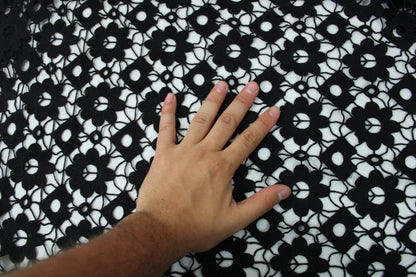 Tissu guipure à motif fleuri - noir - photo 4/5 | So Tissus