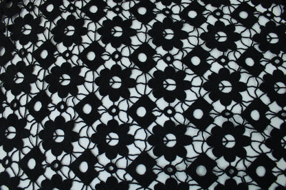 Tissu guipure à motif fleuri - noir - photo 5/5 | So Tissus