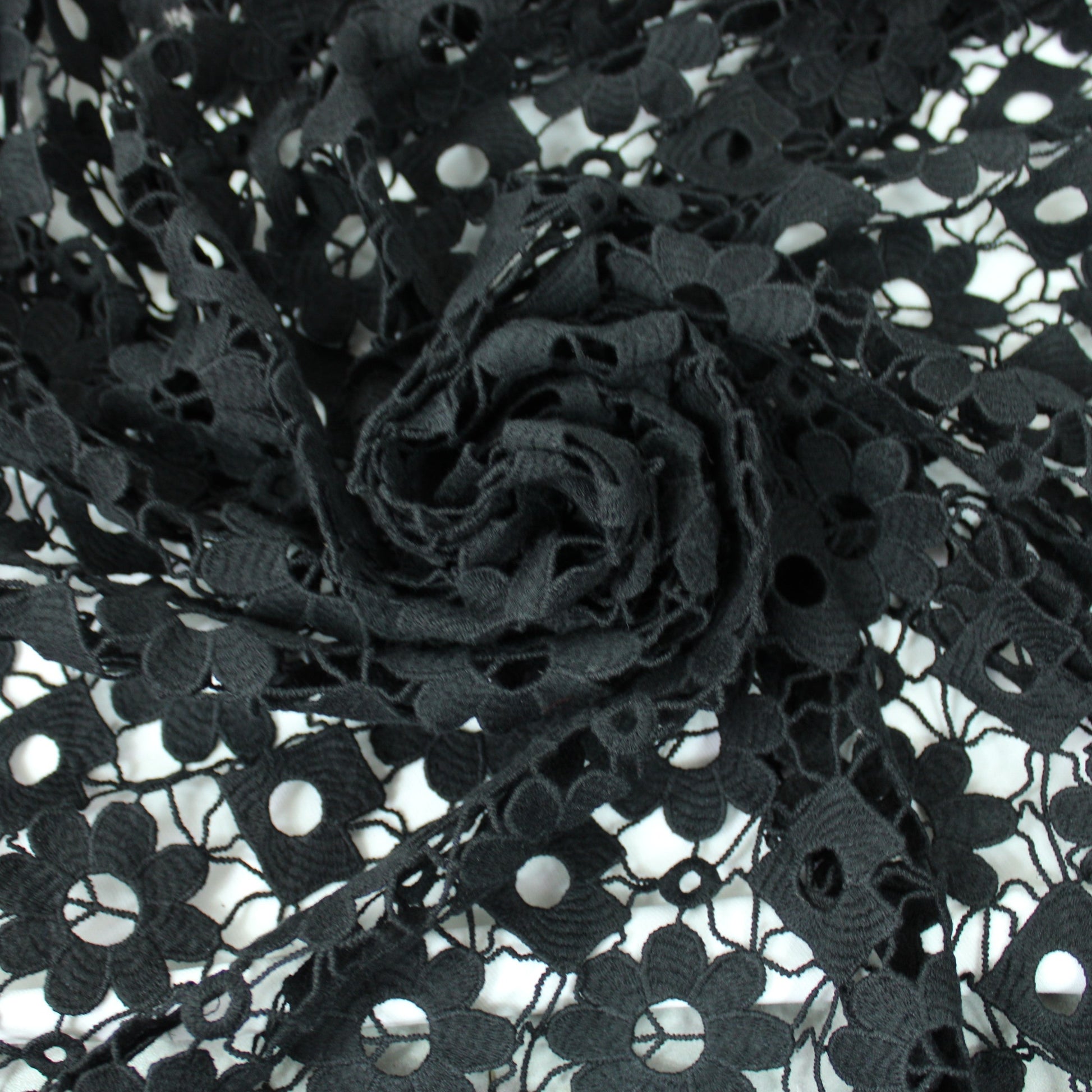 Tissu guipure à motif fleuri - noir - photo 1/5 | So Tissus