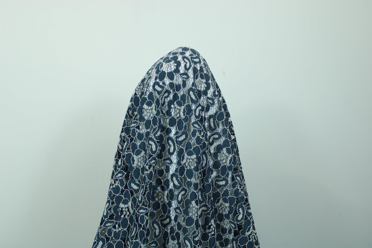 Tissu dentelle fleuri - bleu pétrole et blanc - photo 3/5 | So Tissus