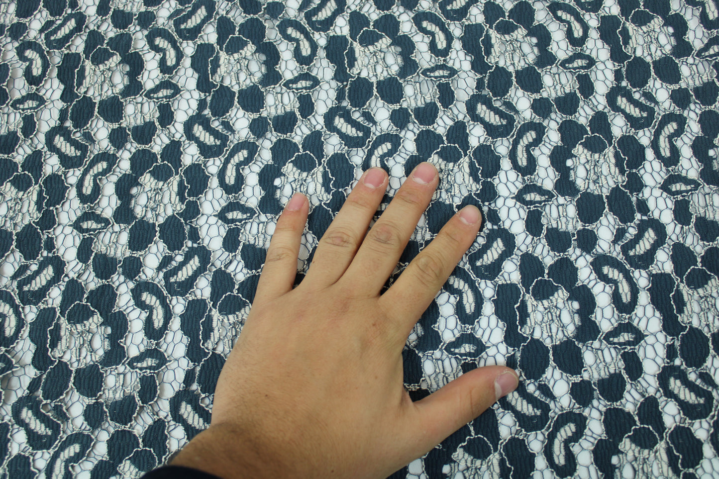 Tissu dentelle fleuri - bleu pétrole et blanc - photo 4/5 | So Tissus