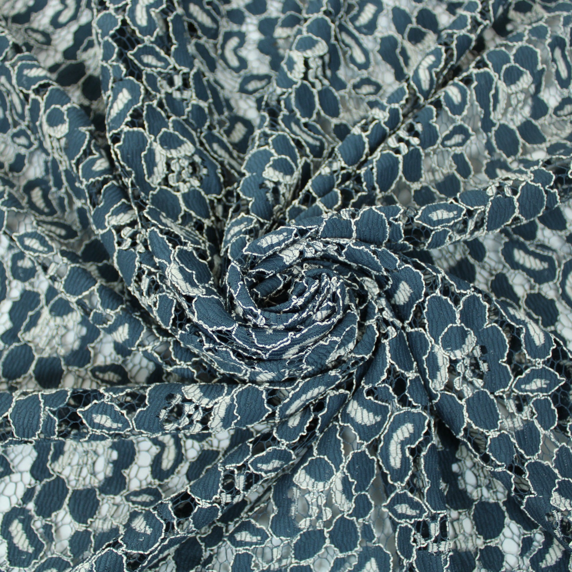 Tissu dentelle fleuri - bleu pétrole et blanc - photo 1/5 | So Tissus