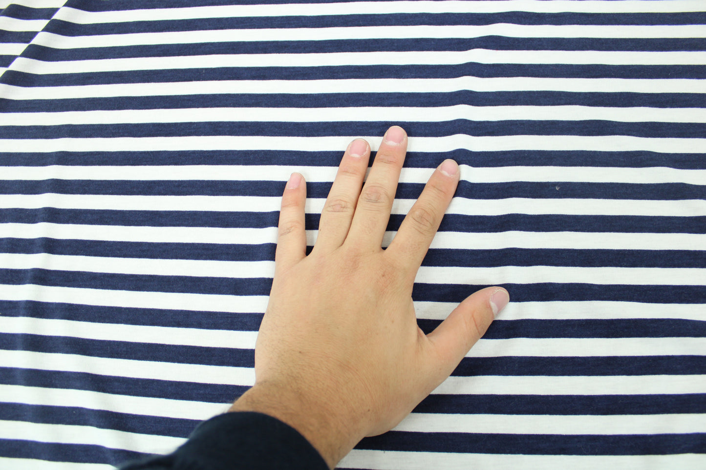 Tissu maille jersey - à rayures - bleu marine et blanc - photo 4/5 | So Tissus