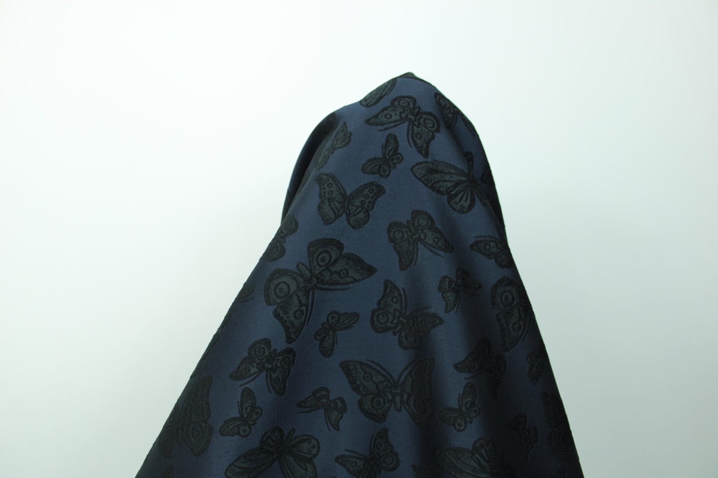 Tissu brocart motif papillons - ton bleu marine - photo 3/5 | So Tissus
