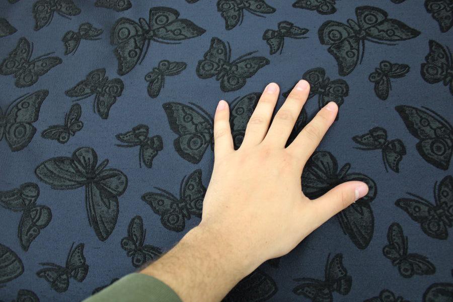 Tissu brocart motif papillons - ton bleu marine