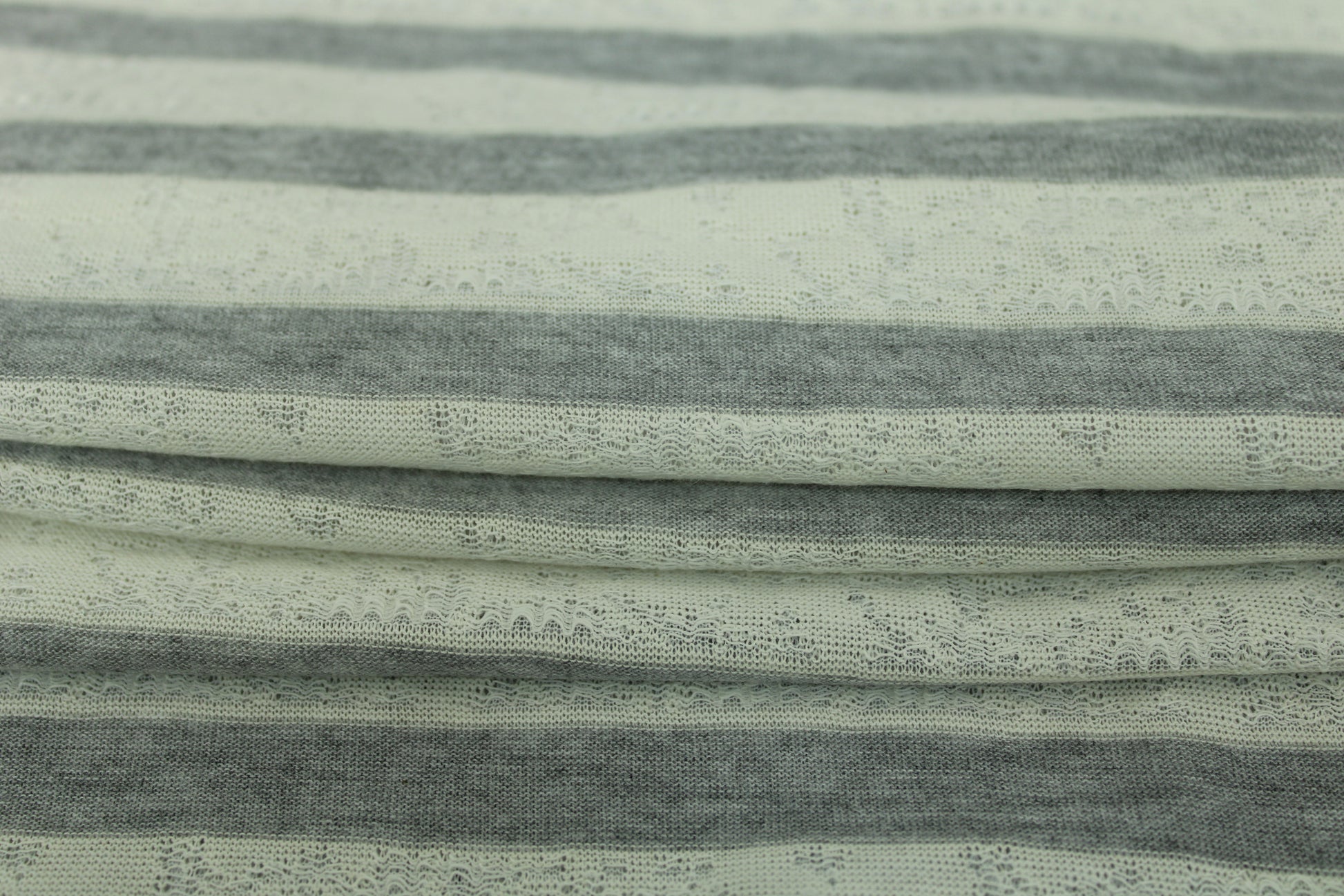 Tissu maille jersey - à rayures - gris et blanc - photo 2/5 | So Tissus