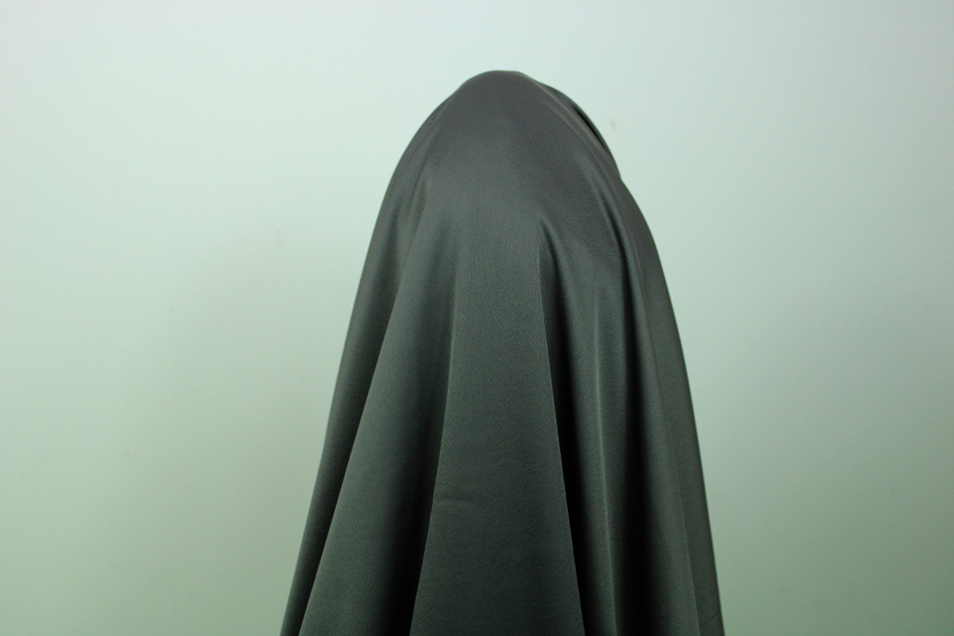 Tissu crêpe envers satin - gris foncé - photo 3/3 | So Tissus