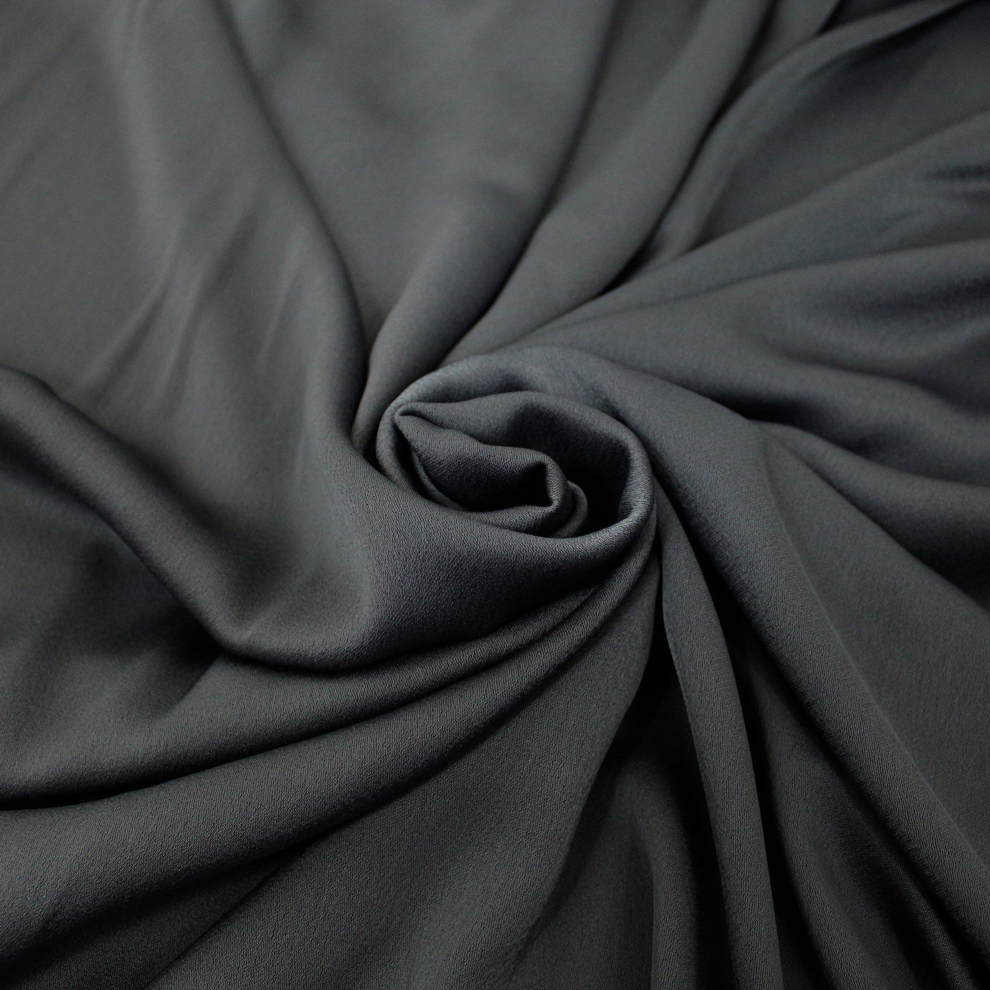 Tissu crêpe envers satin - gris foncé - photo 1/3 | So Tissus