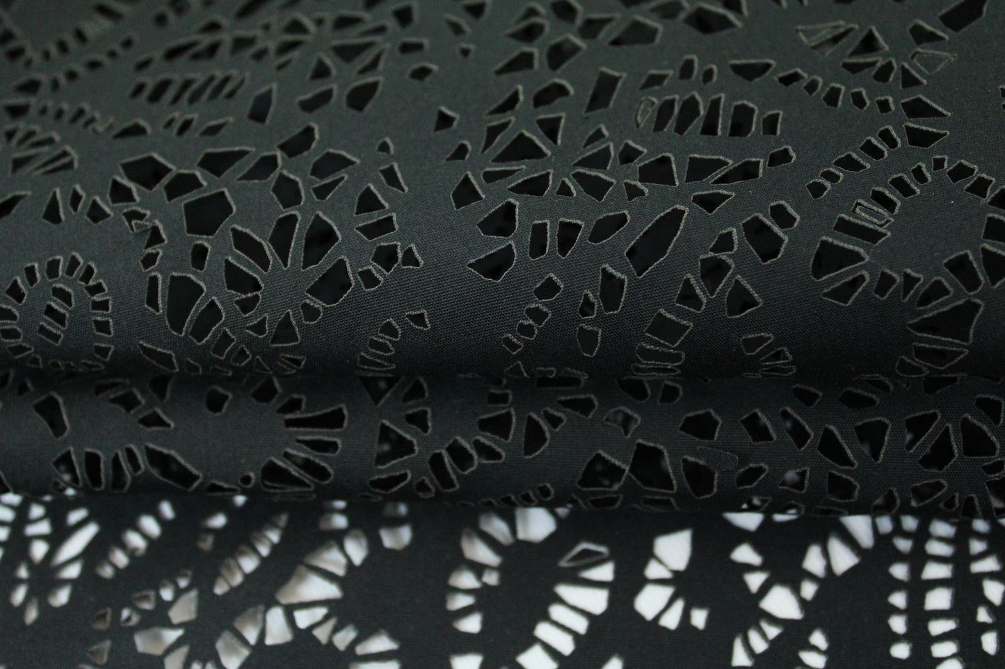 Tissu broderie anglaise au laser - noir - photo 2/5 | So Tissus