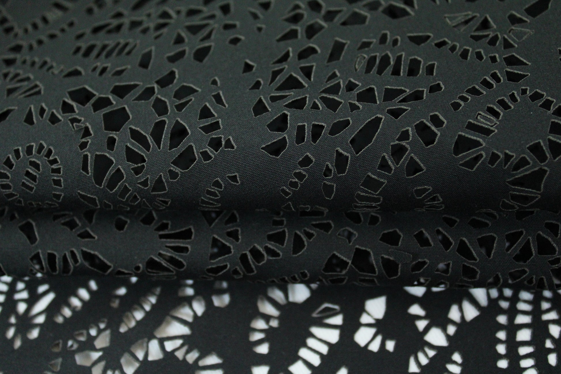 Tissu broderie anglaise au laser - noir - photo 2/5 | So Tissus