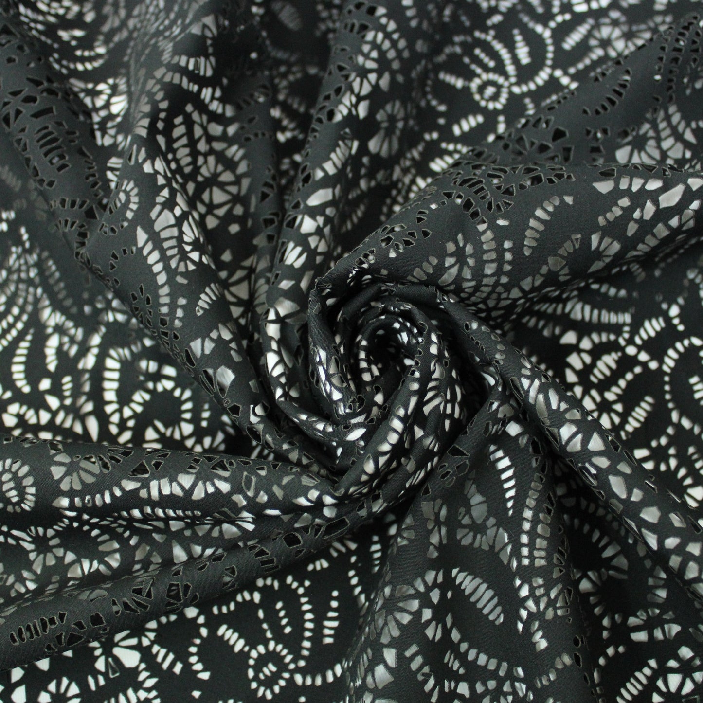 Tissu broderie anglaise au laser - noir - photo 1/5 | So Tissus