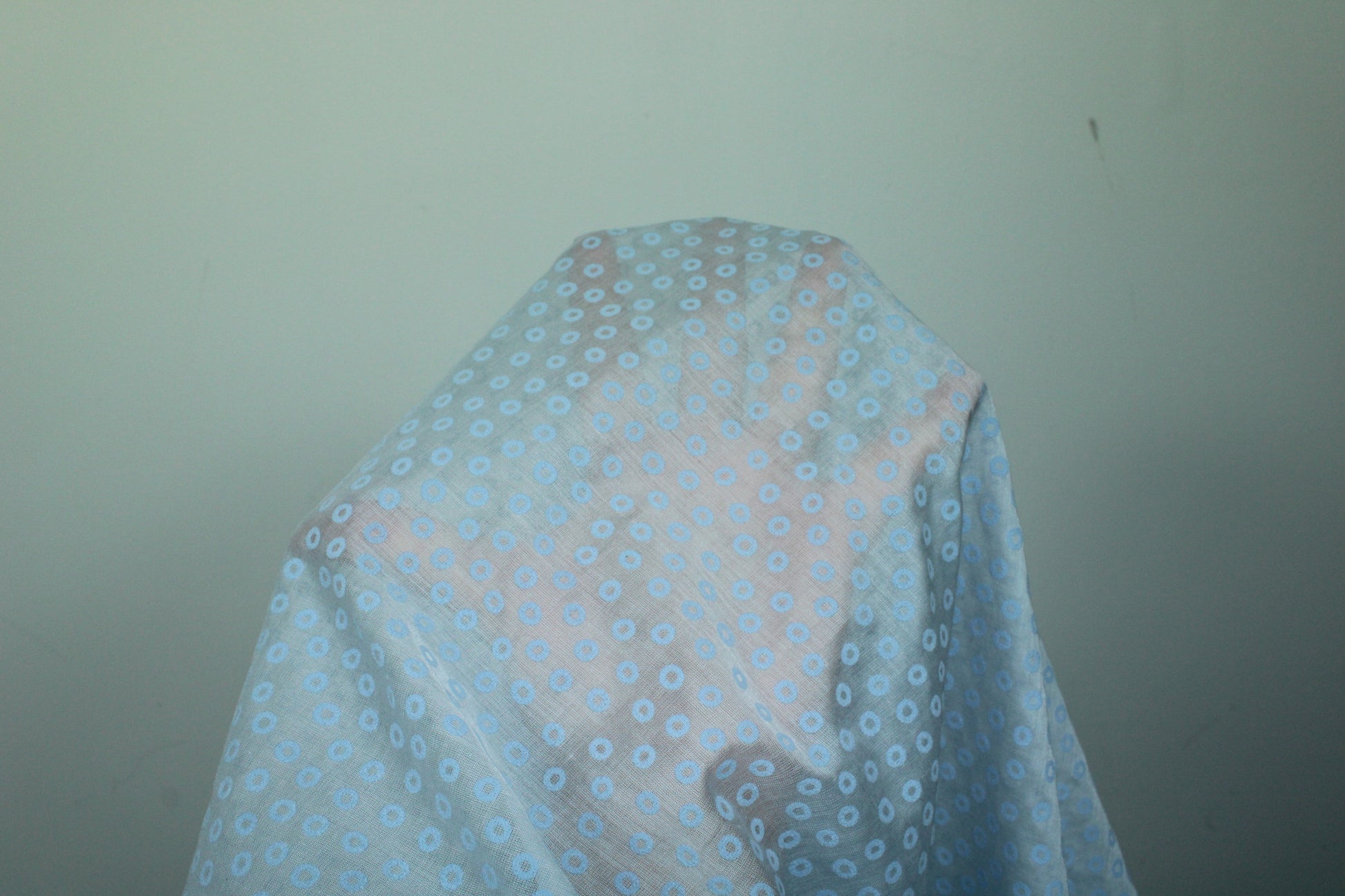 Tissu voile de coton - imprimé à pois - bleu ciel - photo 6/6 | So Tissus