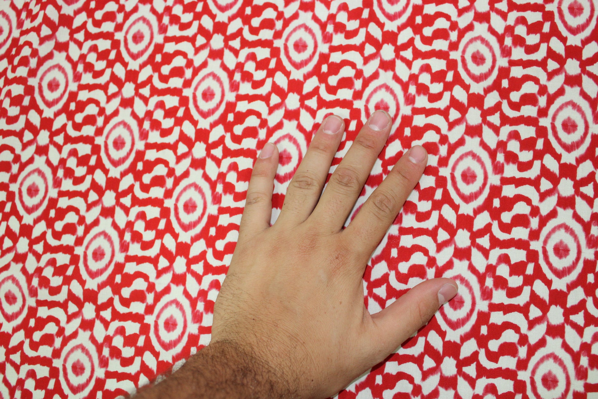 Coupon de 1,5 mètre - popeline coton - tie and dye - blanc et rouge - photo 4/5 | So Tissus