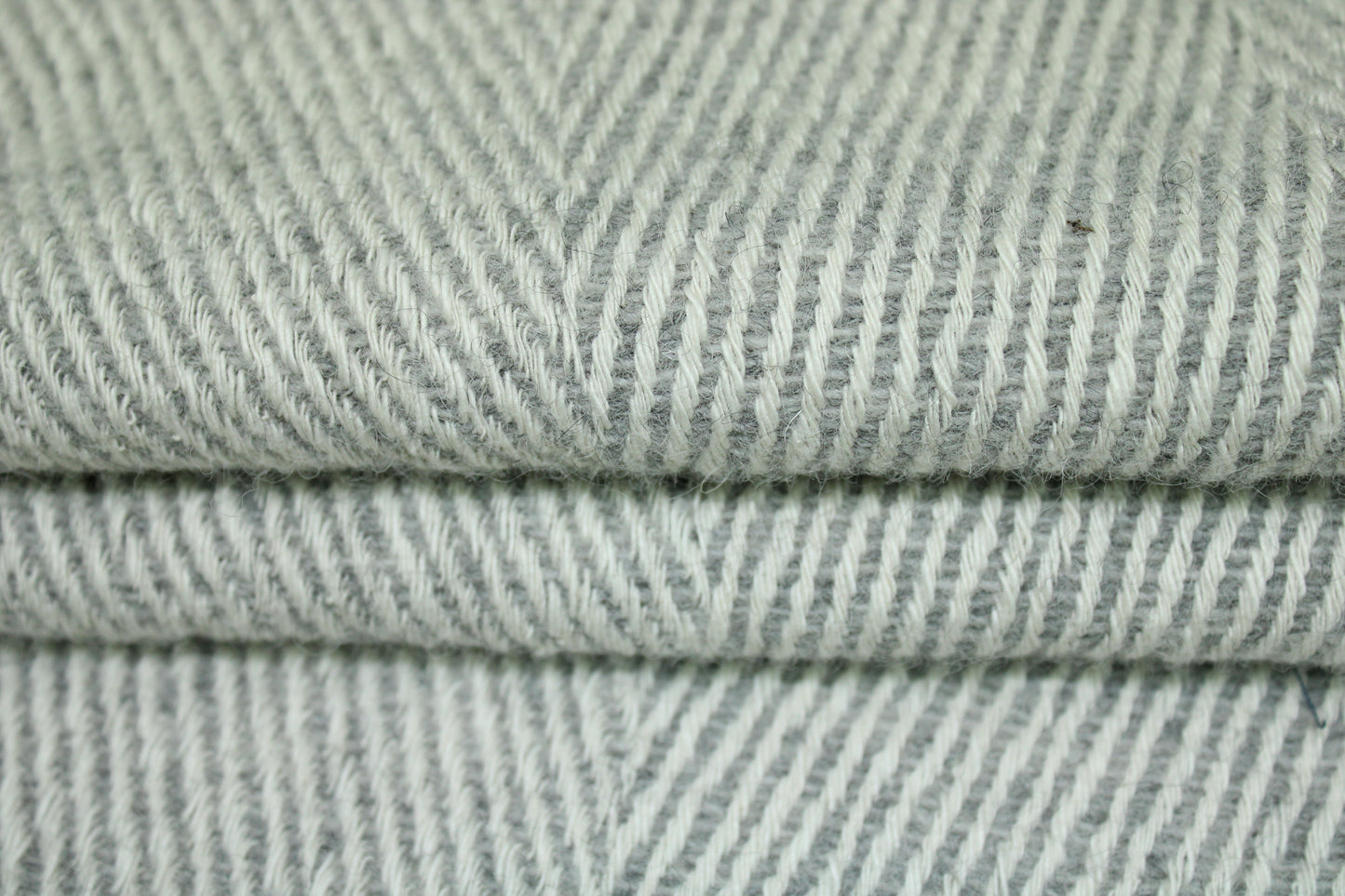 coupon de 1,5 mètre -  tweed de laine - motif chevron - gris clair et blanc - photo 2/4 | So Tissus