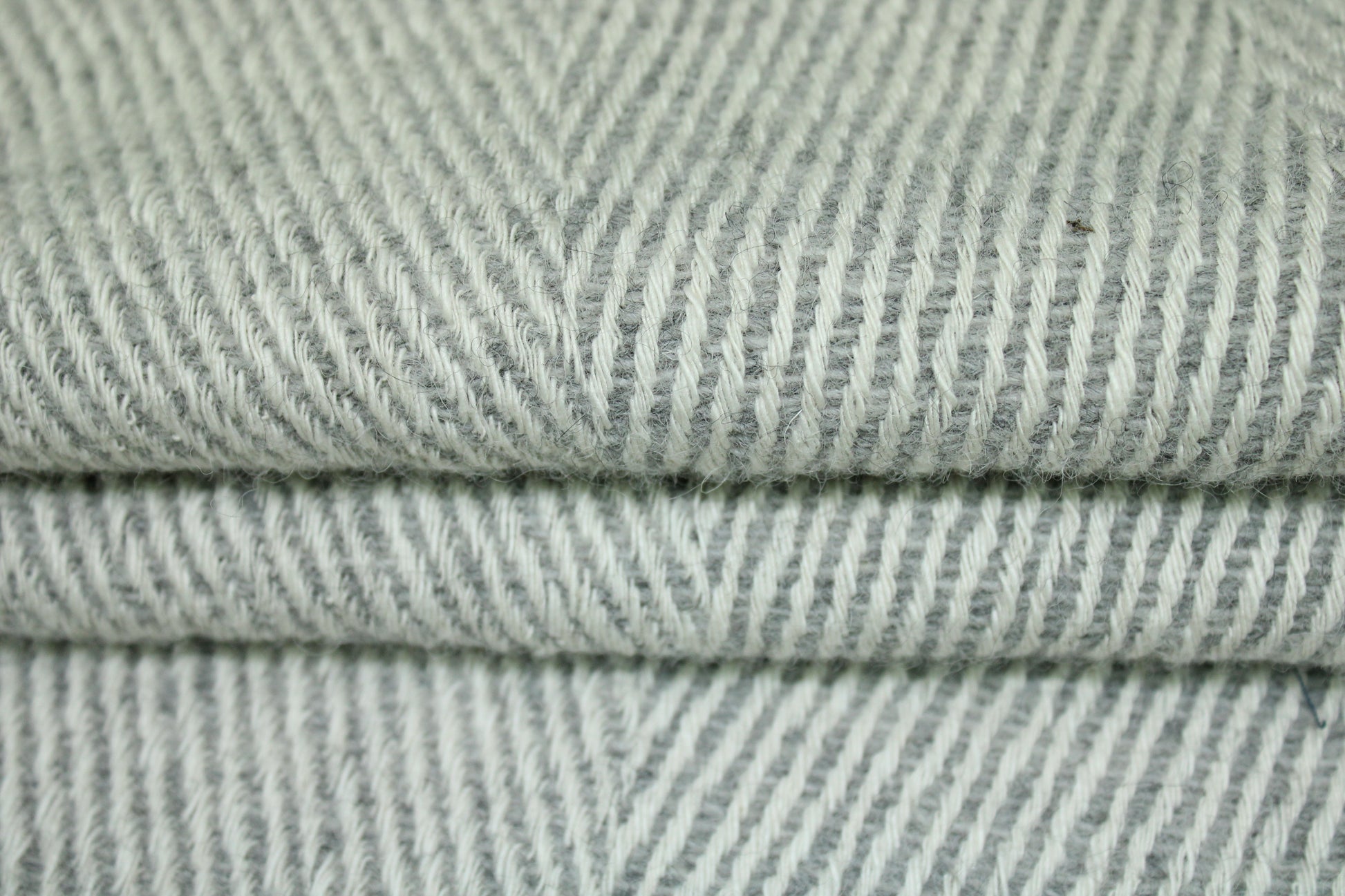 coupon de 1,5 mètre -  tweed de laine - motif chevron - gris clair et blanc - photo 2/4 | So Tissus