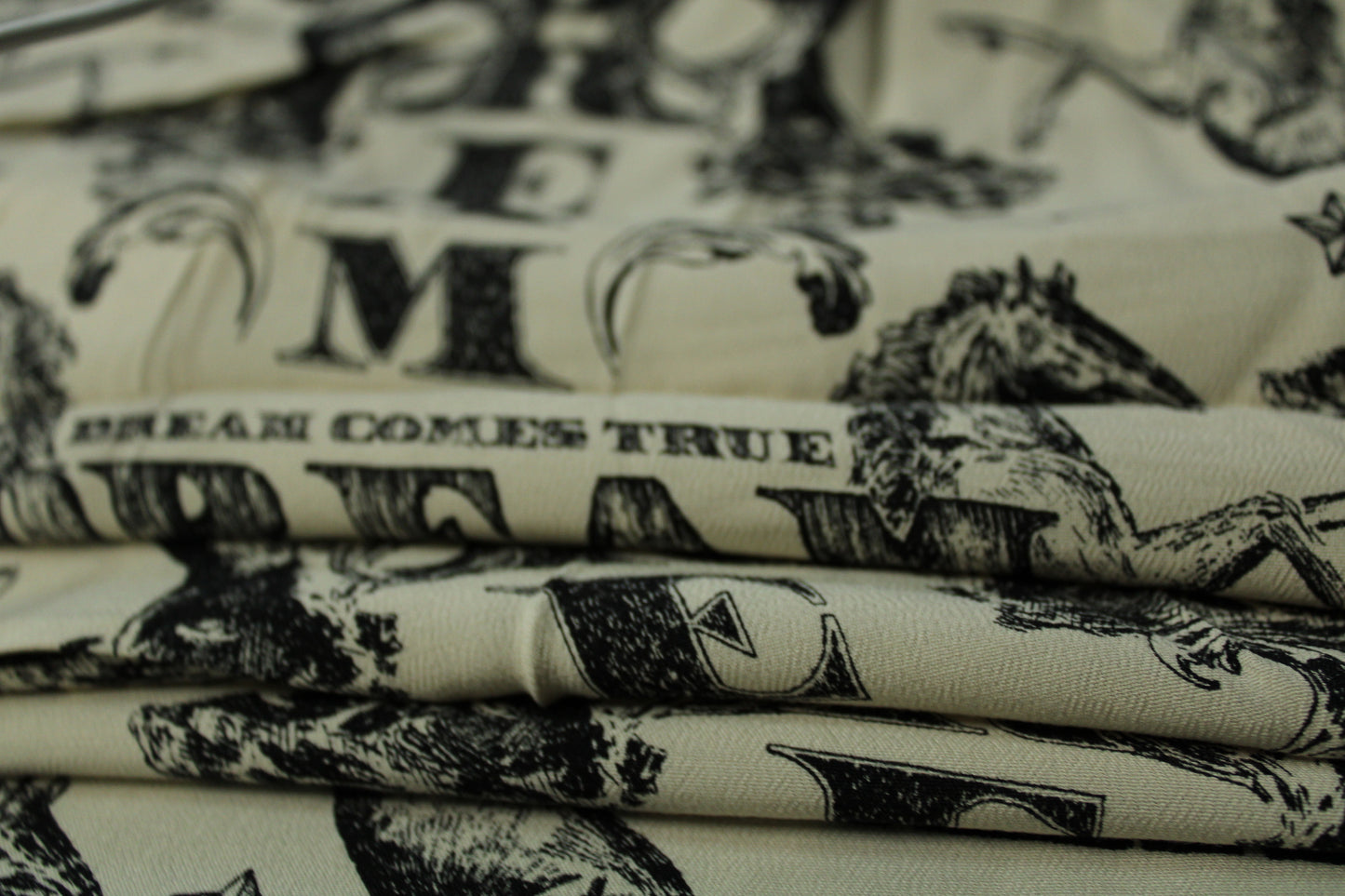 Coupon de 2,8 mètres - crêpe viscose - imprimé dreams come true - photo 2/4 | So Tissus