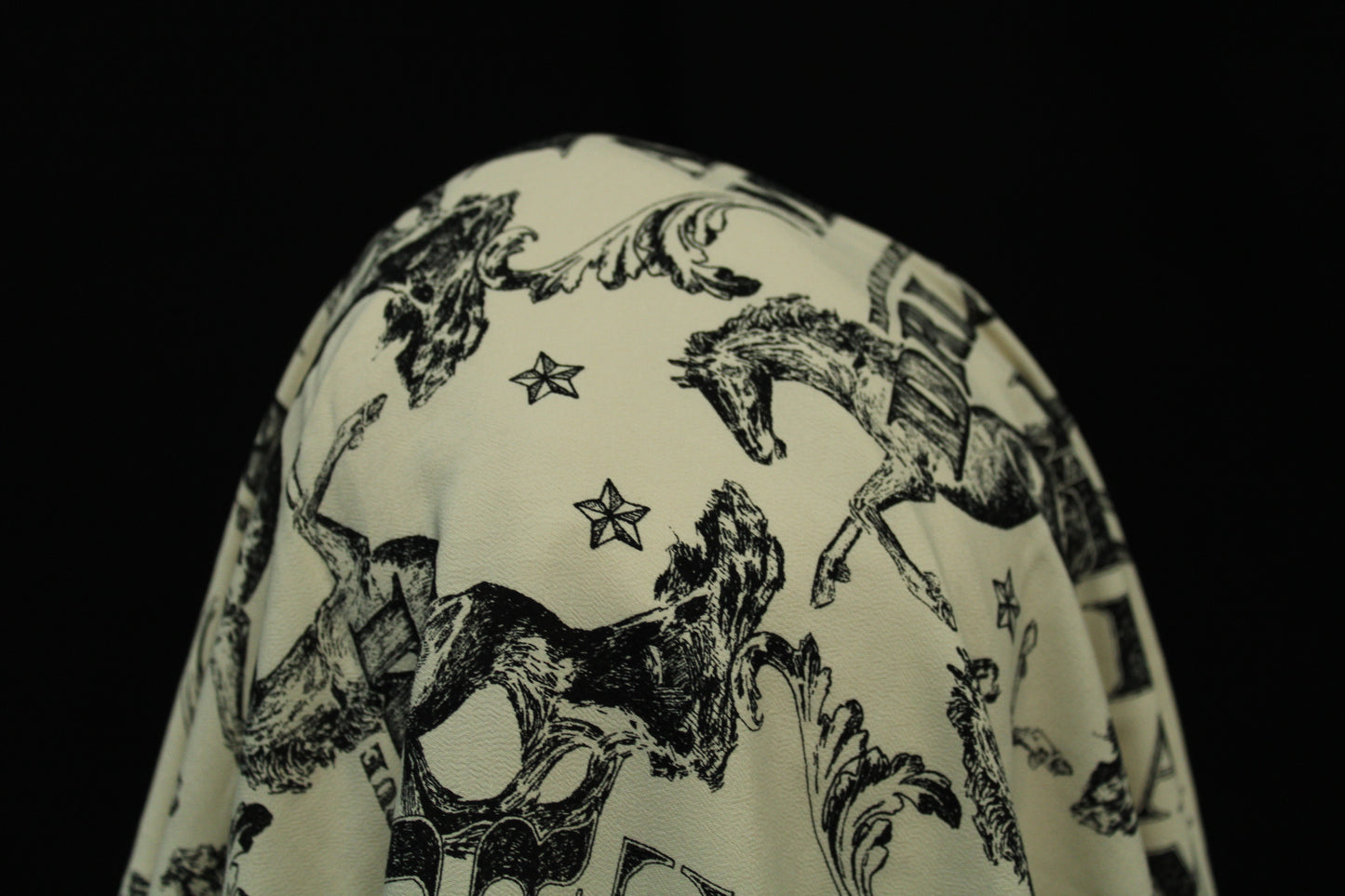 Coupon de 2,8 mètres - crêpe viscose - imprimé dreams come true - photo 3/4 | So Tissus