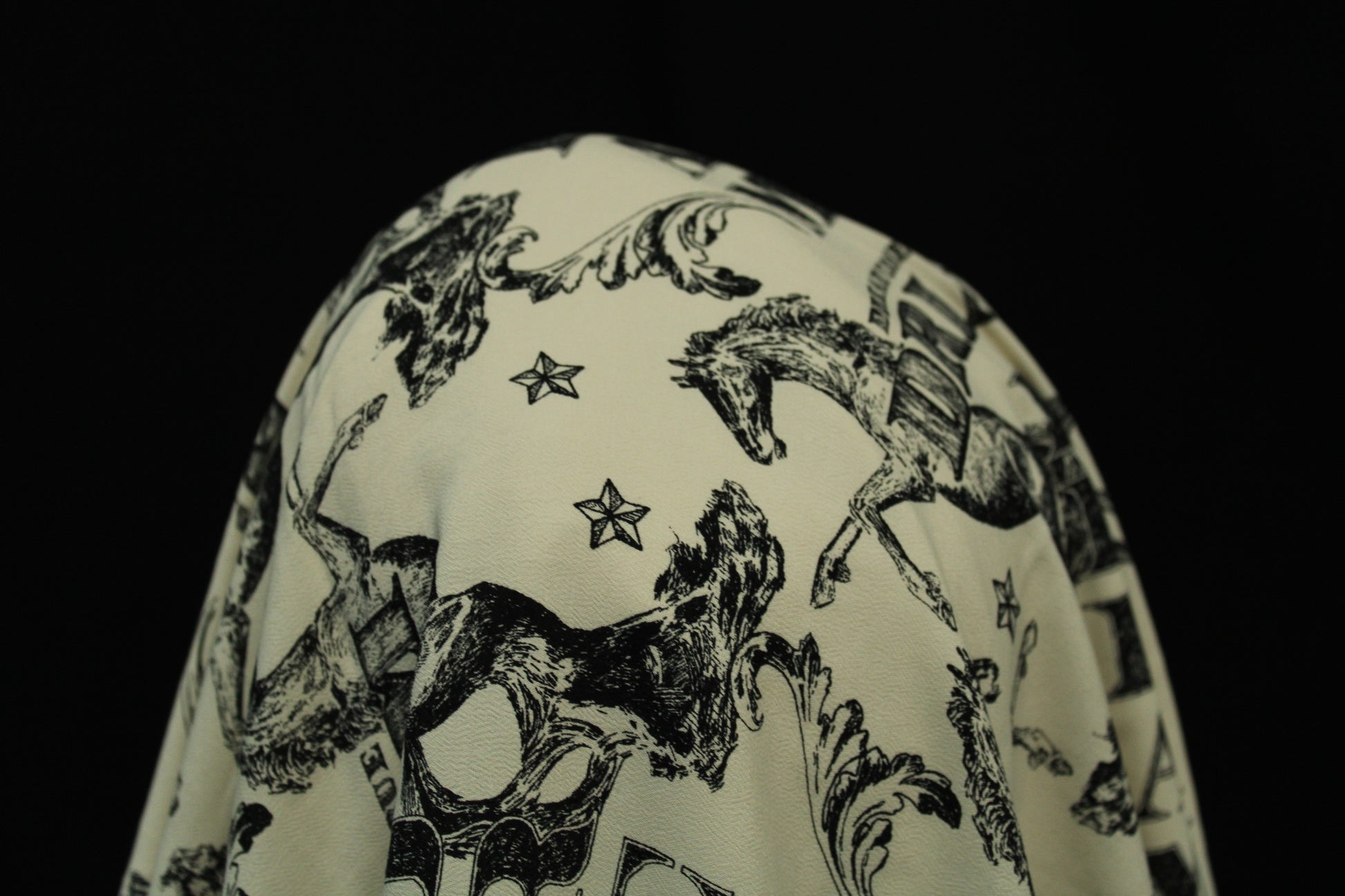 Coupon de 2,8 mètres - crêpe viscose - imprimé dreams come true - photo 3/4 | So Tissus