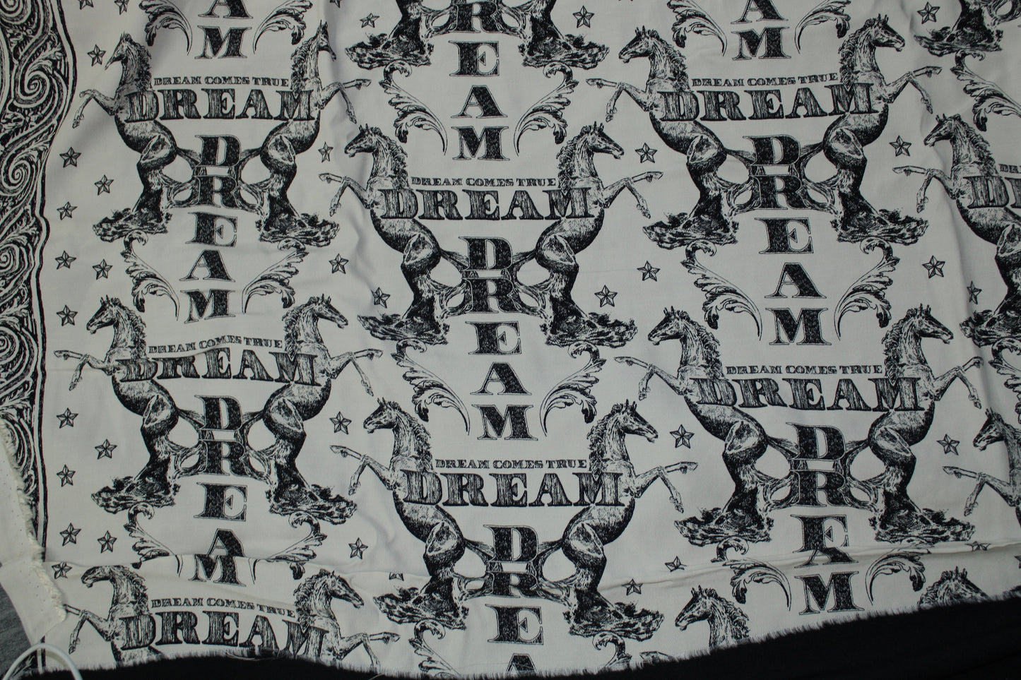 Coupon de 2,8 mètres - crêpe viscose - imprimé dreams come true - photo 4/4 | So Tissus